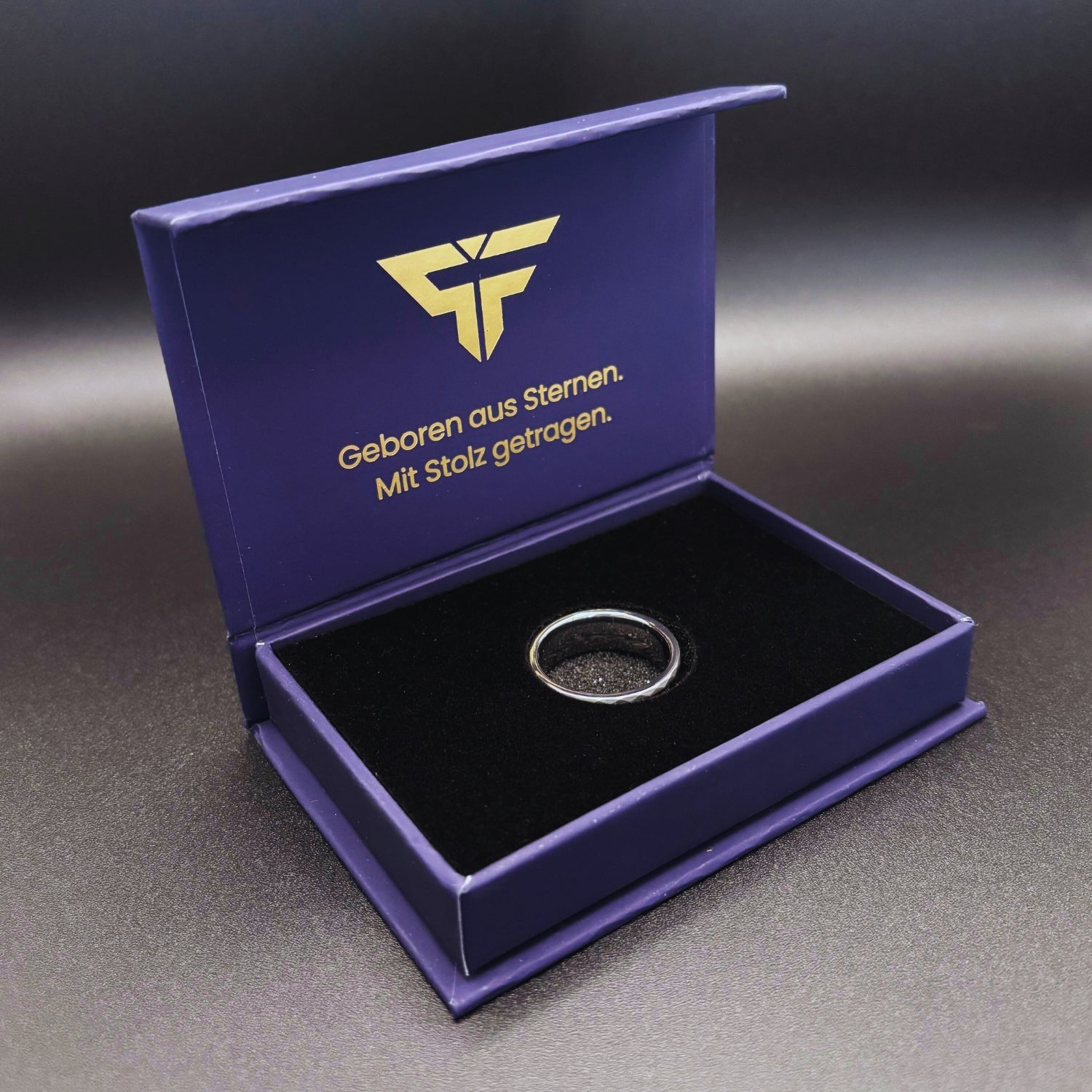 Hammerglanz - Schwarzer gehämmerter Ring mit Roségold 8mm