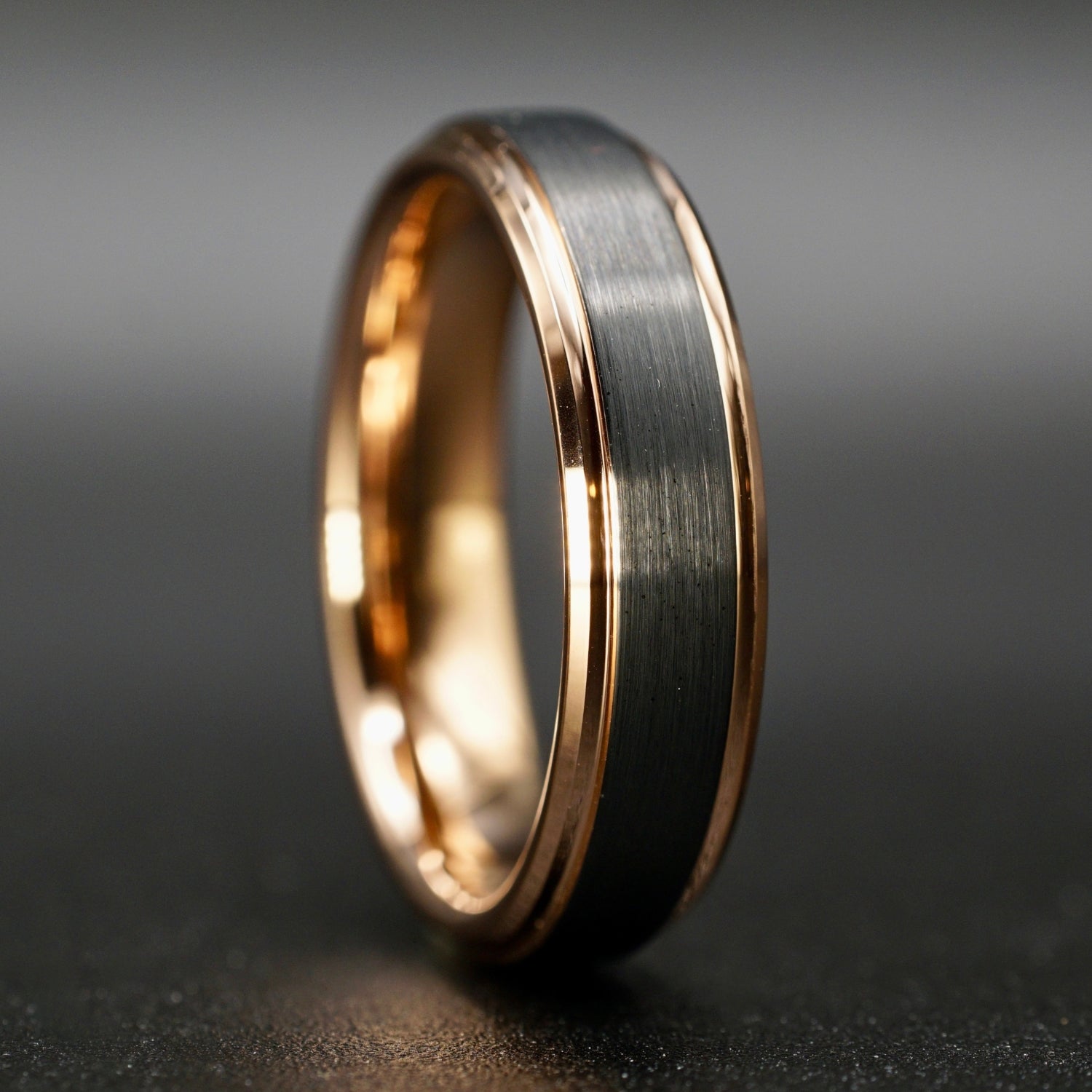 Schwarzer gehämmerter Wolframring mit goldener Seele – 6 mm