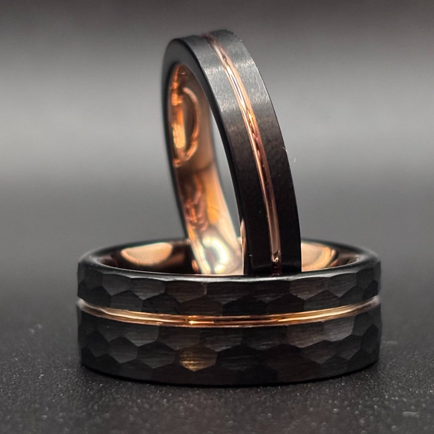 Schwarze Partnerringe aus Wolframcarbid mit Roségold – 8 mm / 4 mm
