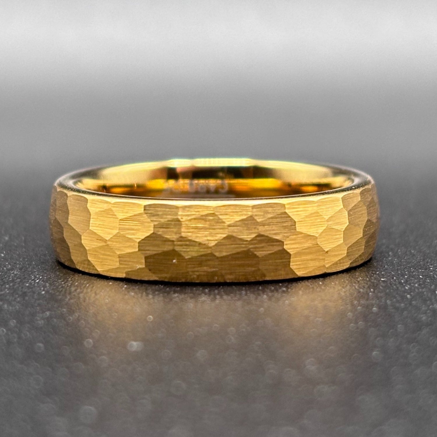 Goldener gehämmerter Wolframring mit Gelbgold 6 mm