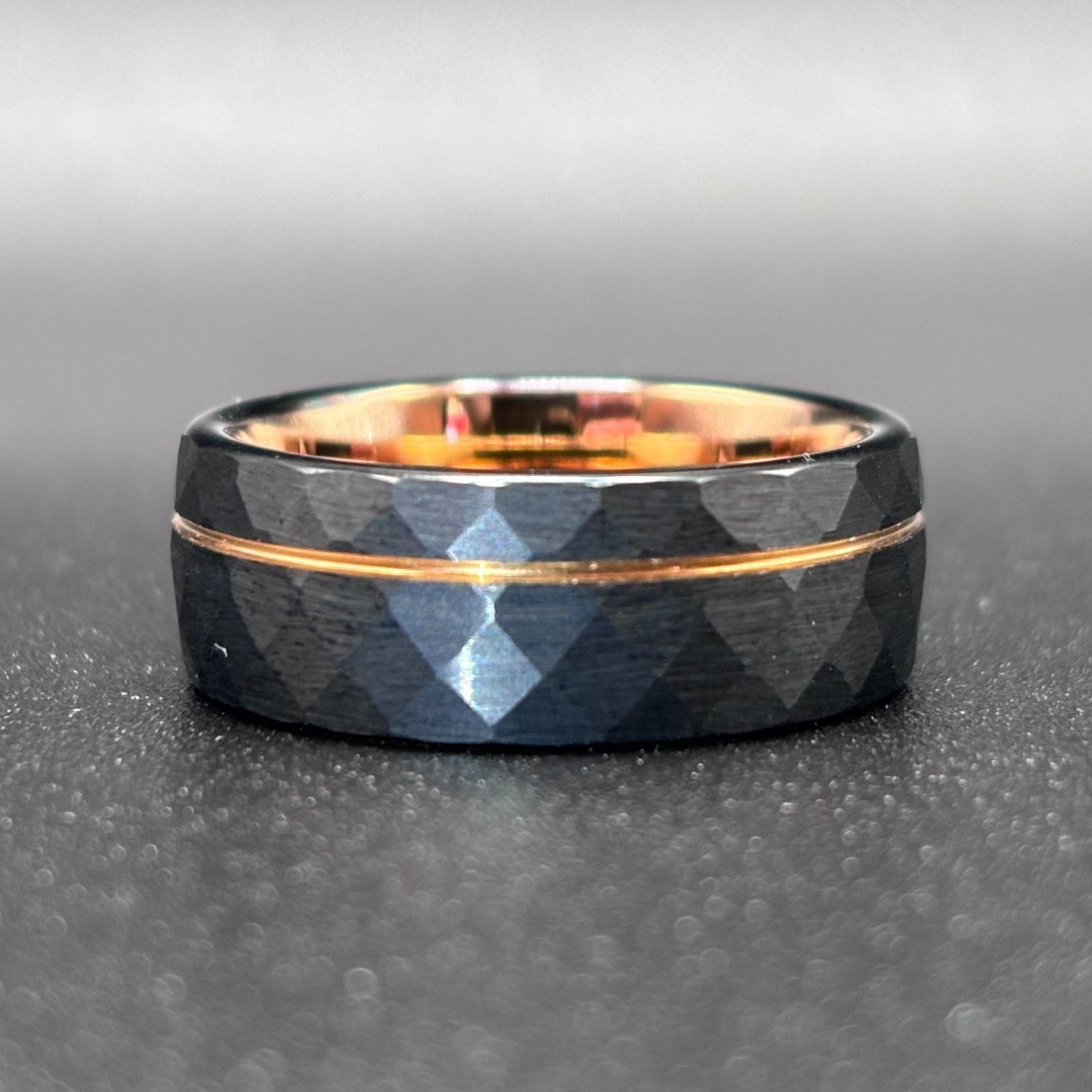 Helios Ring – Schwarzer gehämmerter Ring mit Roségold