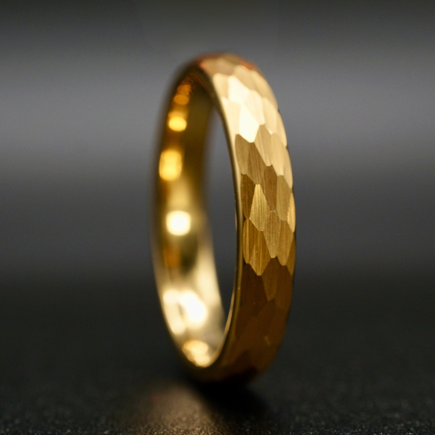 Wolframring 4 mm mit Gelbgold-Finish