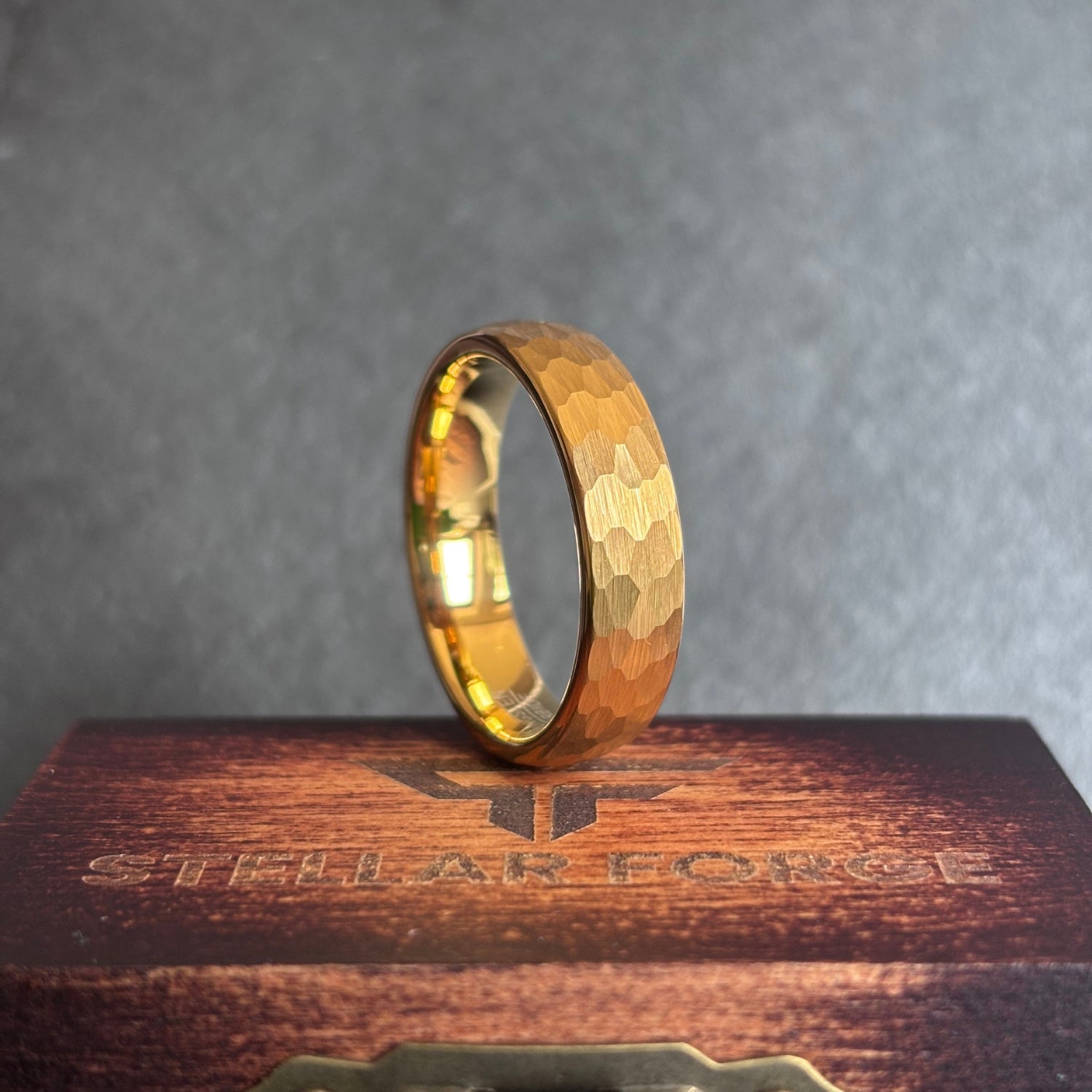 Handgefertigter Ring aus Gelbgold und gehämmertem Wolfram – 18K Gelbgold-Trauring, Herren-Verlobungsring, gehämmerter Ring, goldener Wolframring, Herren-Trauring, 6 mm