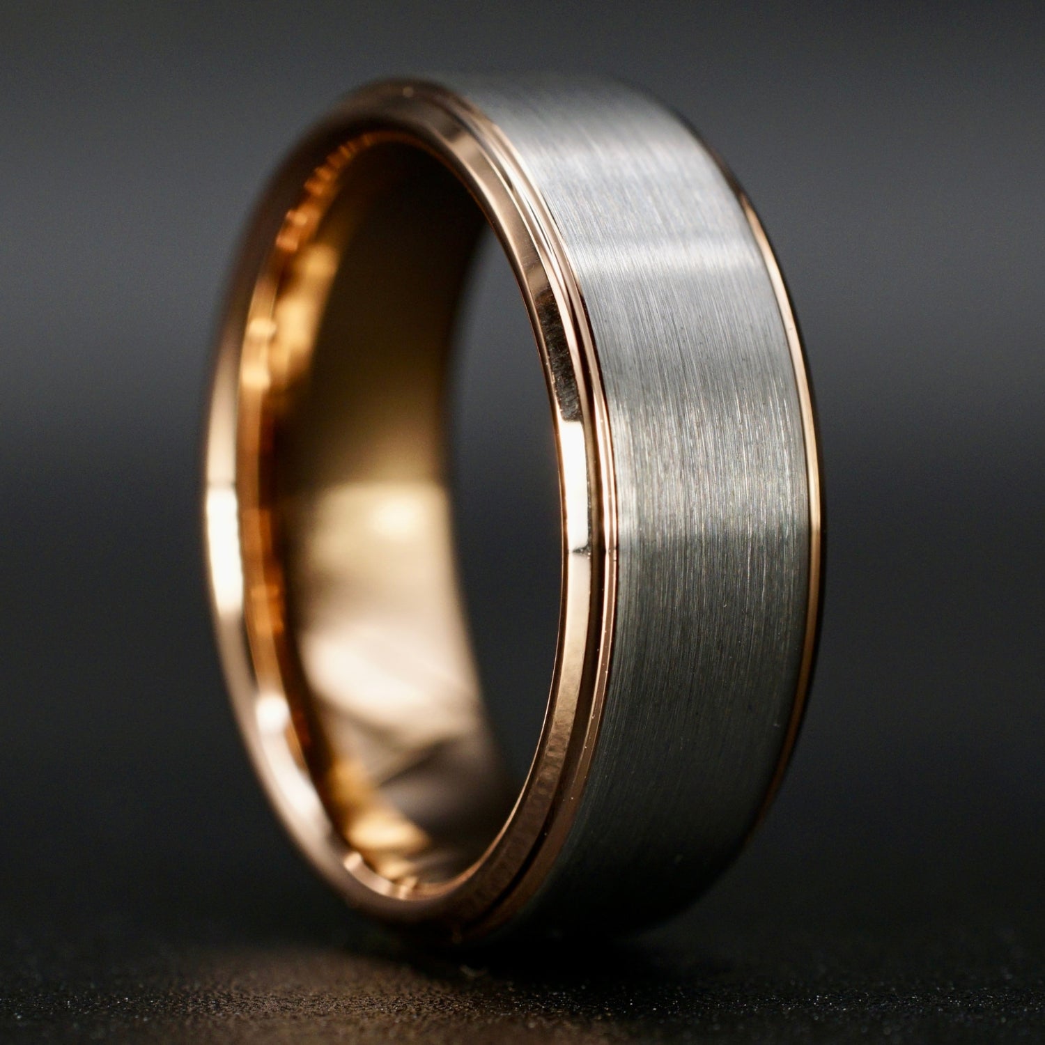 Roségoldener Wolframring für Herren und Damen – Silberne, gebürstete Oberfläche, langlebiger Ehering-Schmuck.