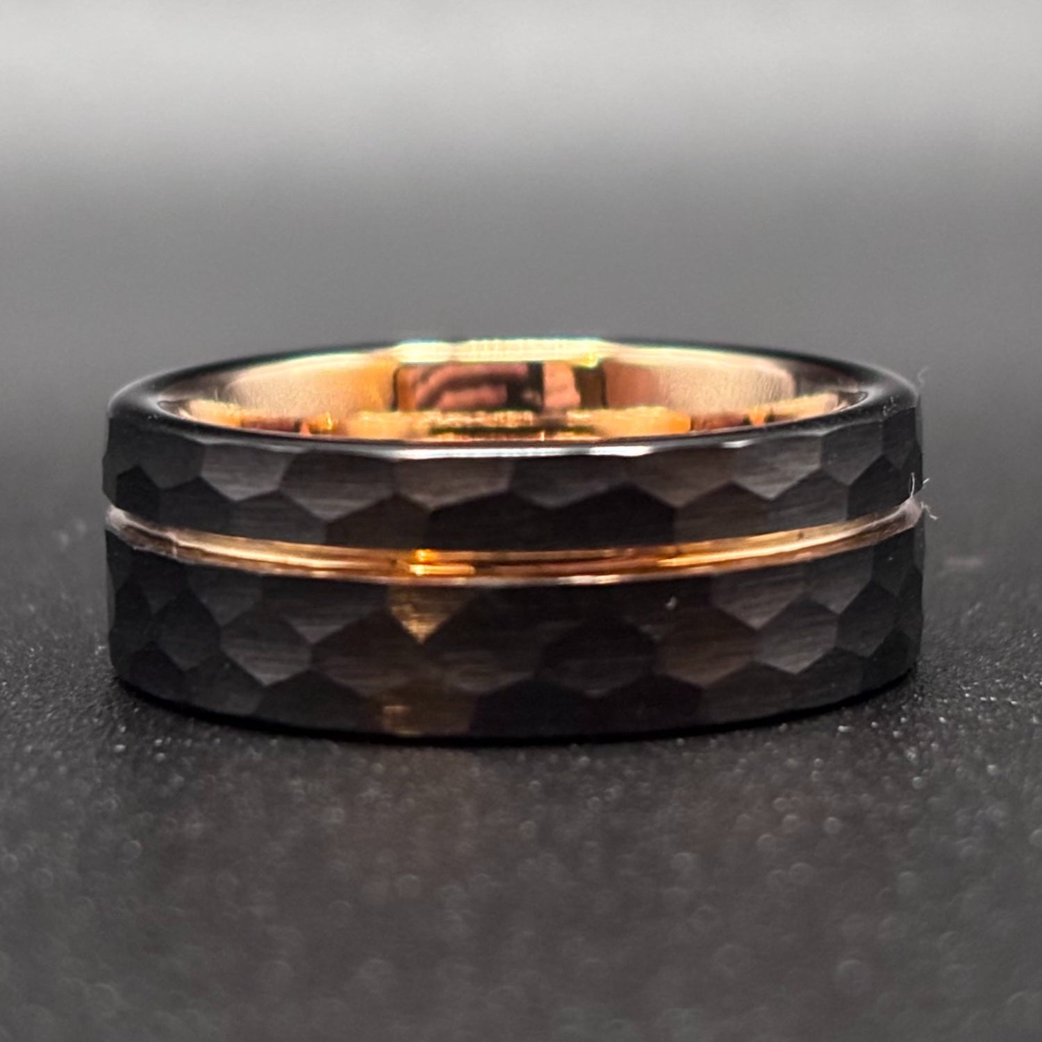 Hammerglanz - Schwarzer gehämmerter Ring mit Roségold 8mm, Verlobungsring Mann, Eheringe, Trauringe, Ring für Mann