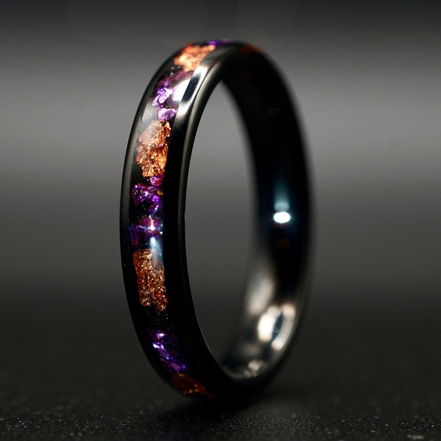 Wolframring mit lila Opal und Blattgold – 4 mm