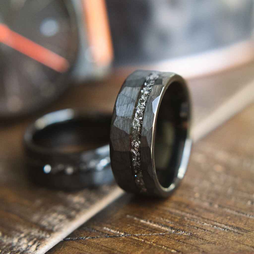 Schwarzer gehämmerter Meteoritenring 8mm, Verlobungsring, Eheringe, Trauringe, Ring für Mann