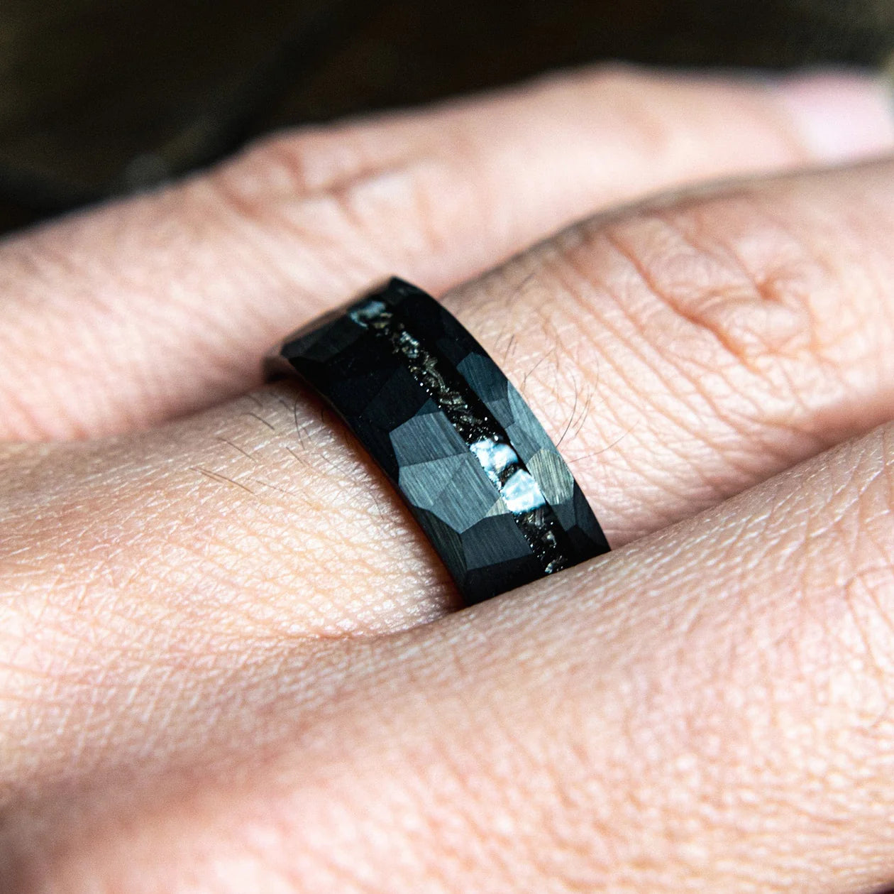 Schwarzer gehämmerter Meteoritenring 8mm, Verlobungsring, Eheringe, Trauringe, Ring für Mann