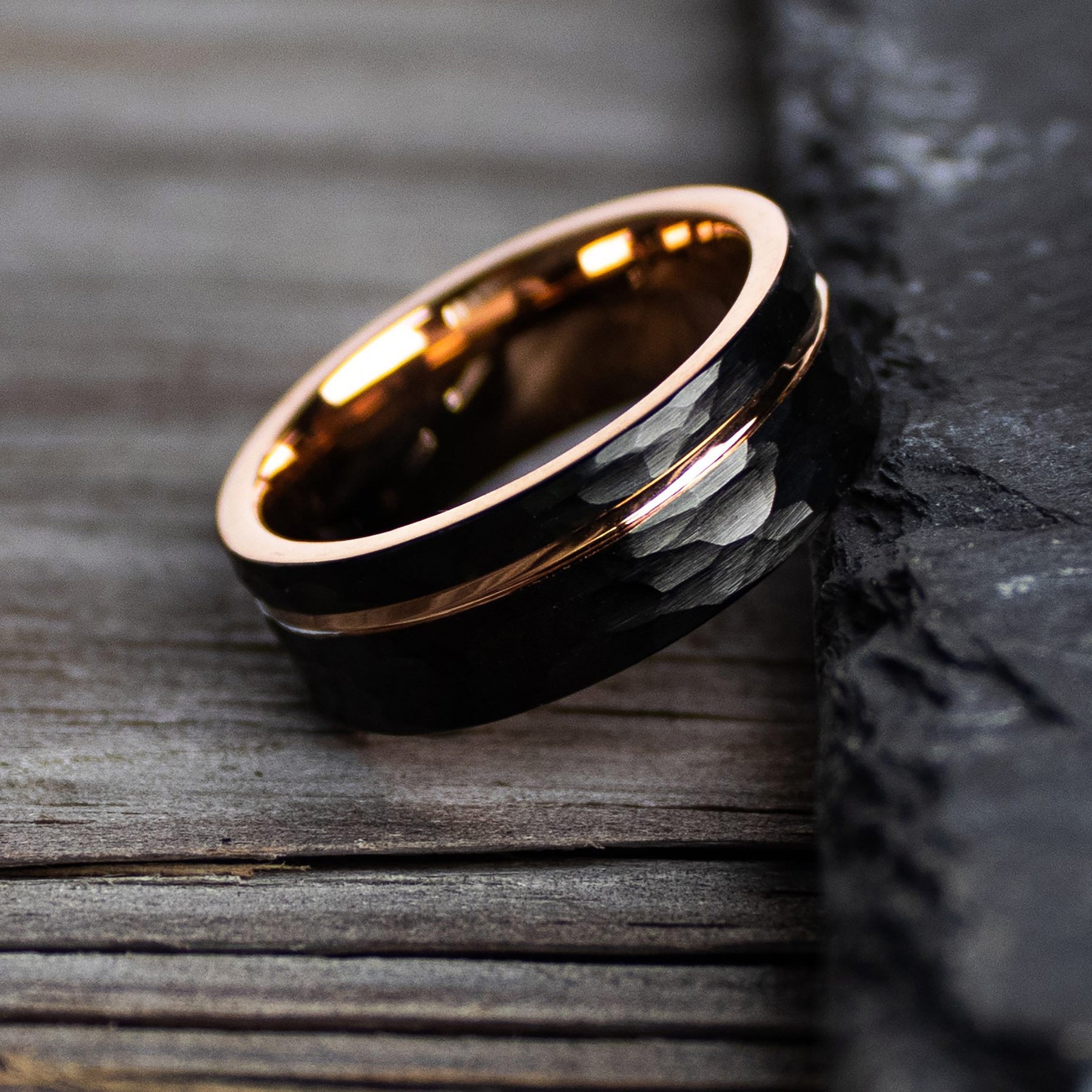 Hammerglanz - Schwarzer gehämmerter Ring mit Roségold 8mm, Verlobungsring Mann, Eheringe, Trauringe, Ring für Mann