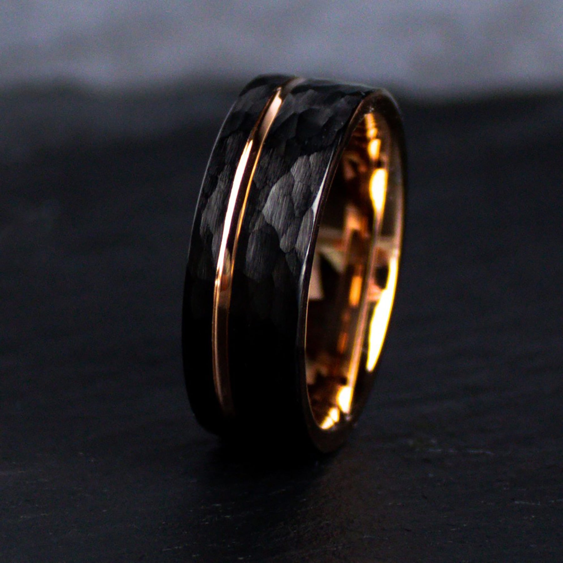 Hammerglanz - Schwarzer gehämmerter Ring mit Roségold 8mm, Verlobungsring Mann, Eheringe, Trauringe, Ring für Mann