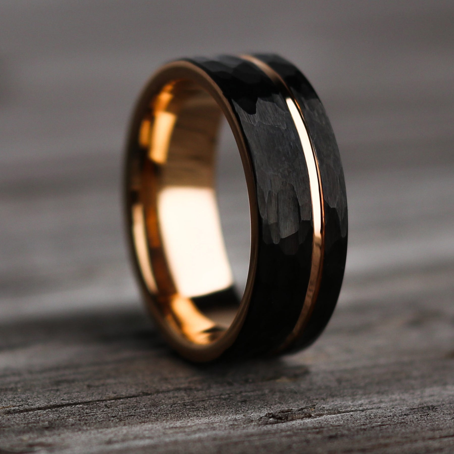 Hammerglanz - Schwarzer gehämmerter Ring mit Roségold 8mm, Verlobungsring Mann, Eheringe, Trauringe, Ring für Mann