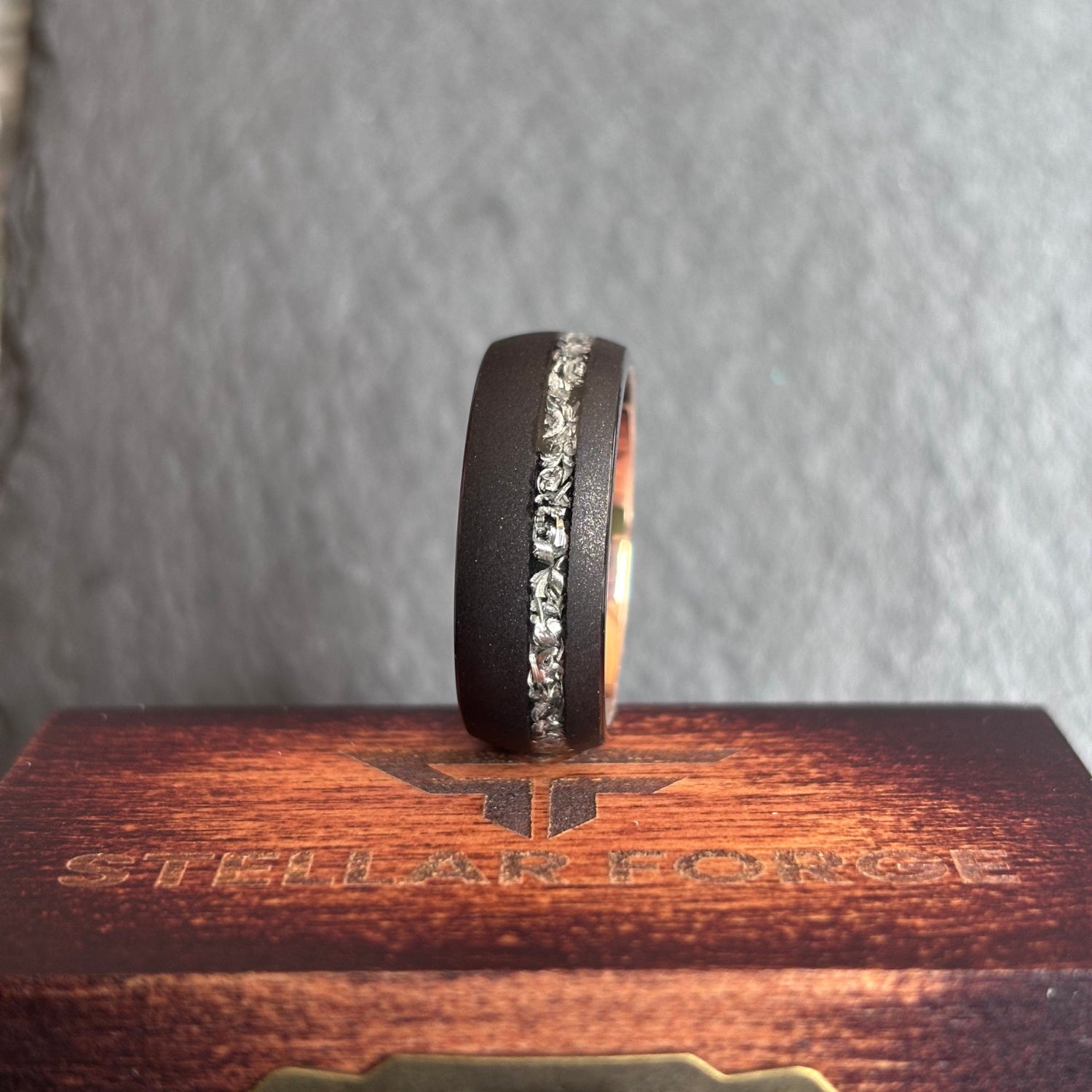 Schwarzer Meteoritenring mit Roségold 8mm