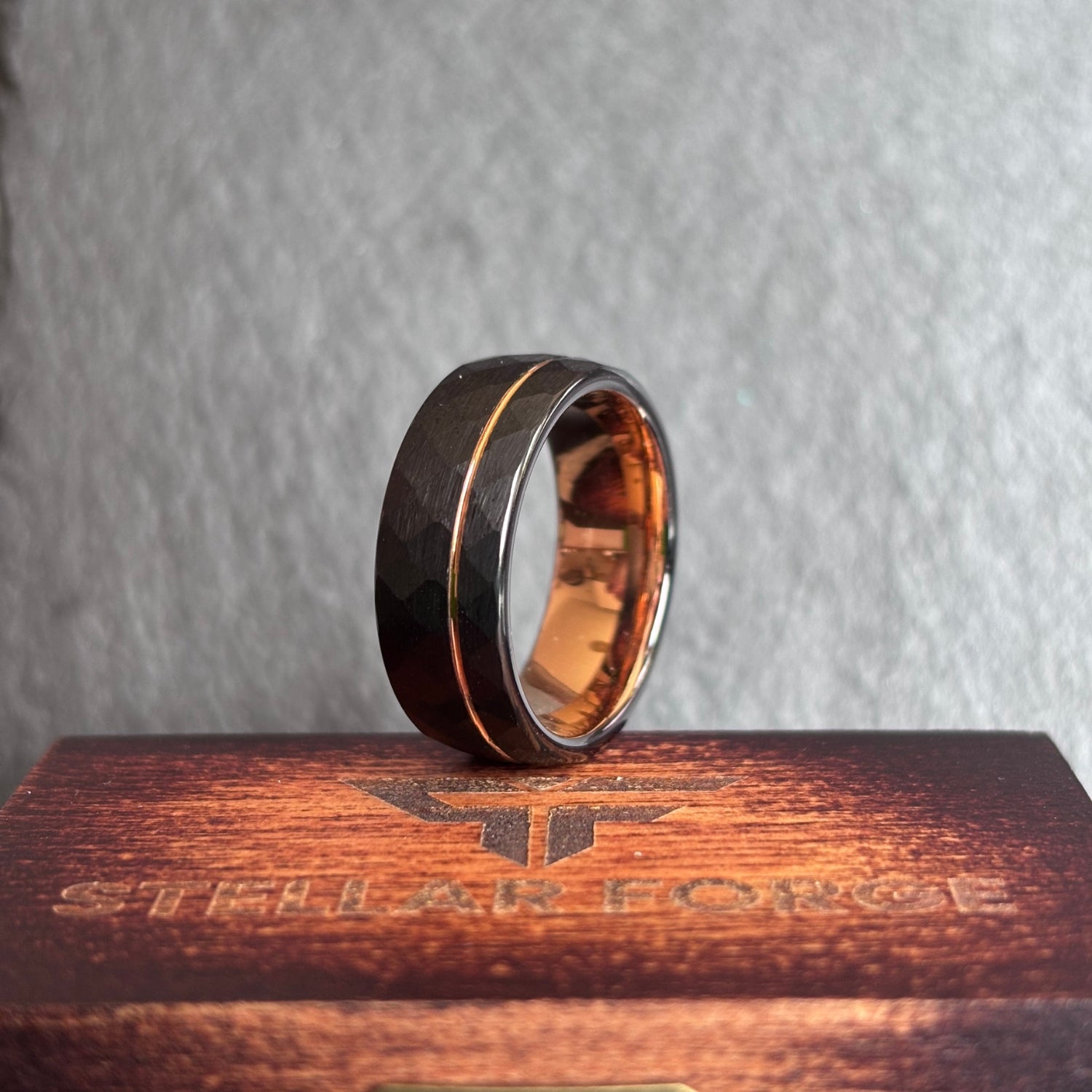 Helios Ring – Exklusiver Verlobungsring & Ehering mit Diamant-Rhombus-Muster und Roségold-Linie | Edle Trauringe für Damen & Herren