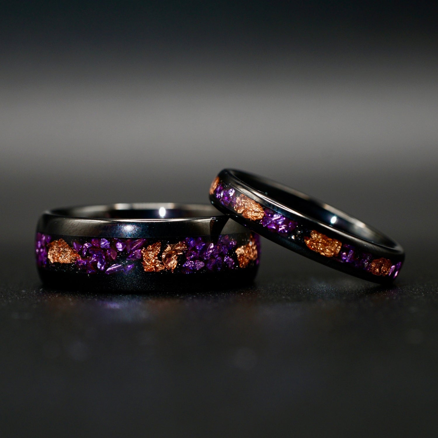 Wolframring mit lila Opal und Blattgold – 4 mm/8mm