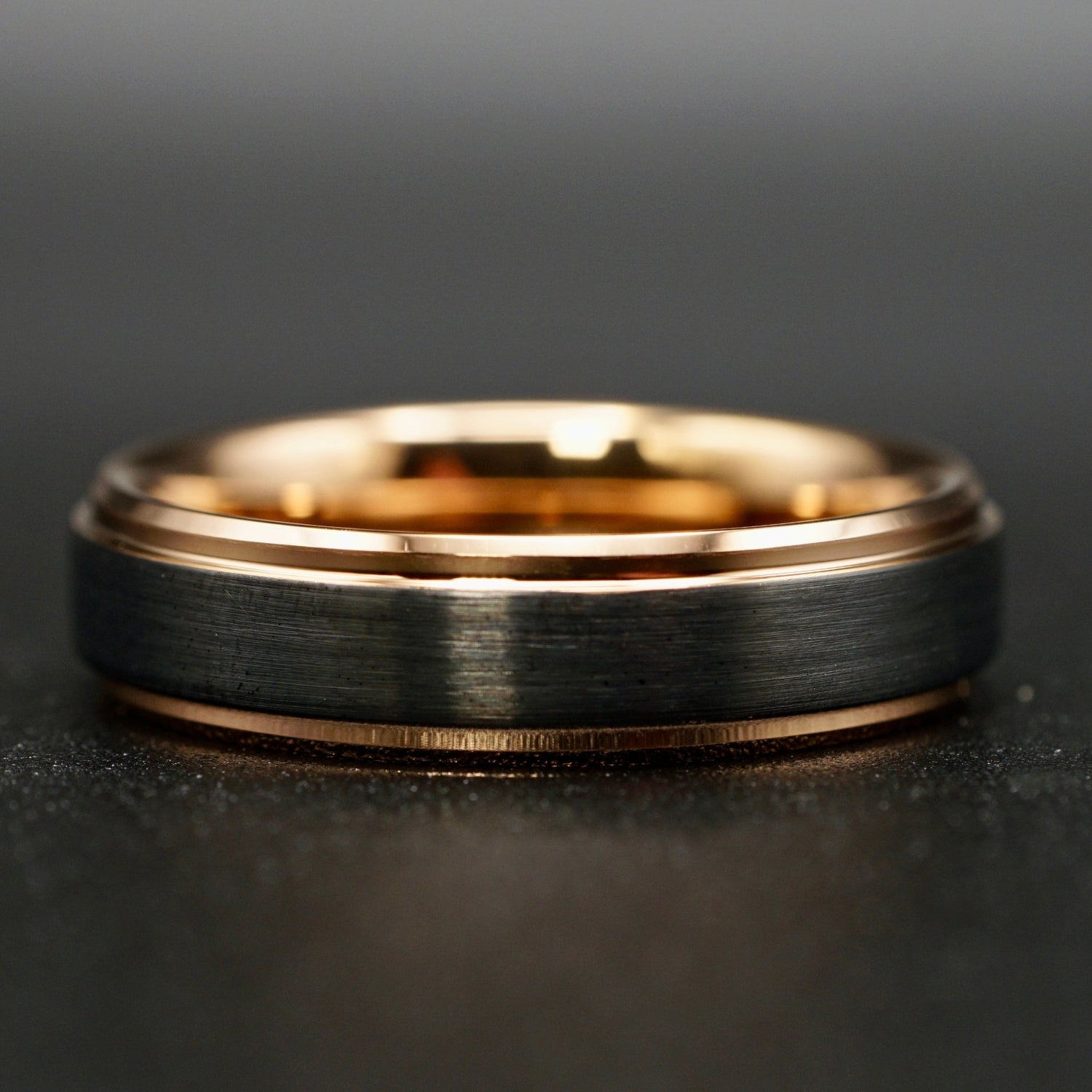 Schwarzer gehämmerter Wolframring mit goldener Seele – 6 mm