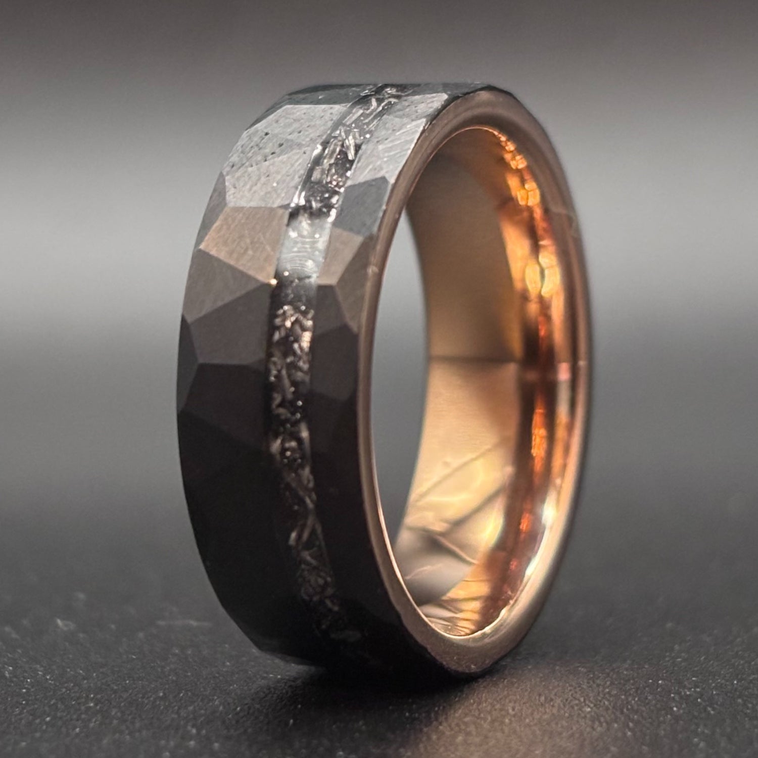 Schwarzer gehämmerter Meteoritenring mit Roségold 8 mm