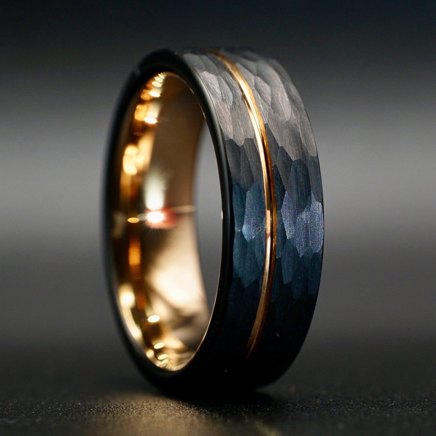 Hammerglanz - Schwarzer gehämmerter Ring mit Roségold 8mm