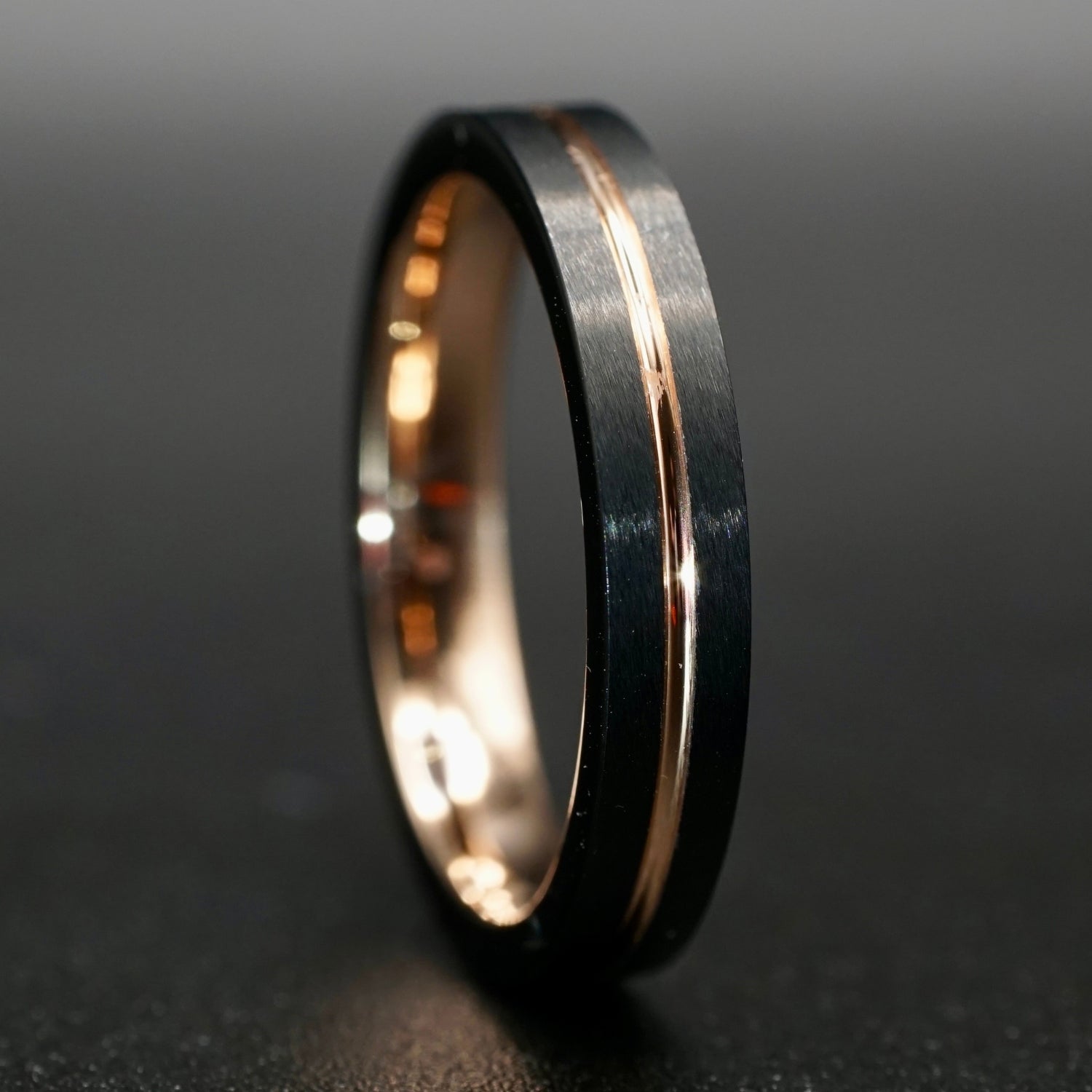 Nachtschimmer – Schwarzer Damenring mit Roségold 4mm
