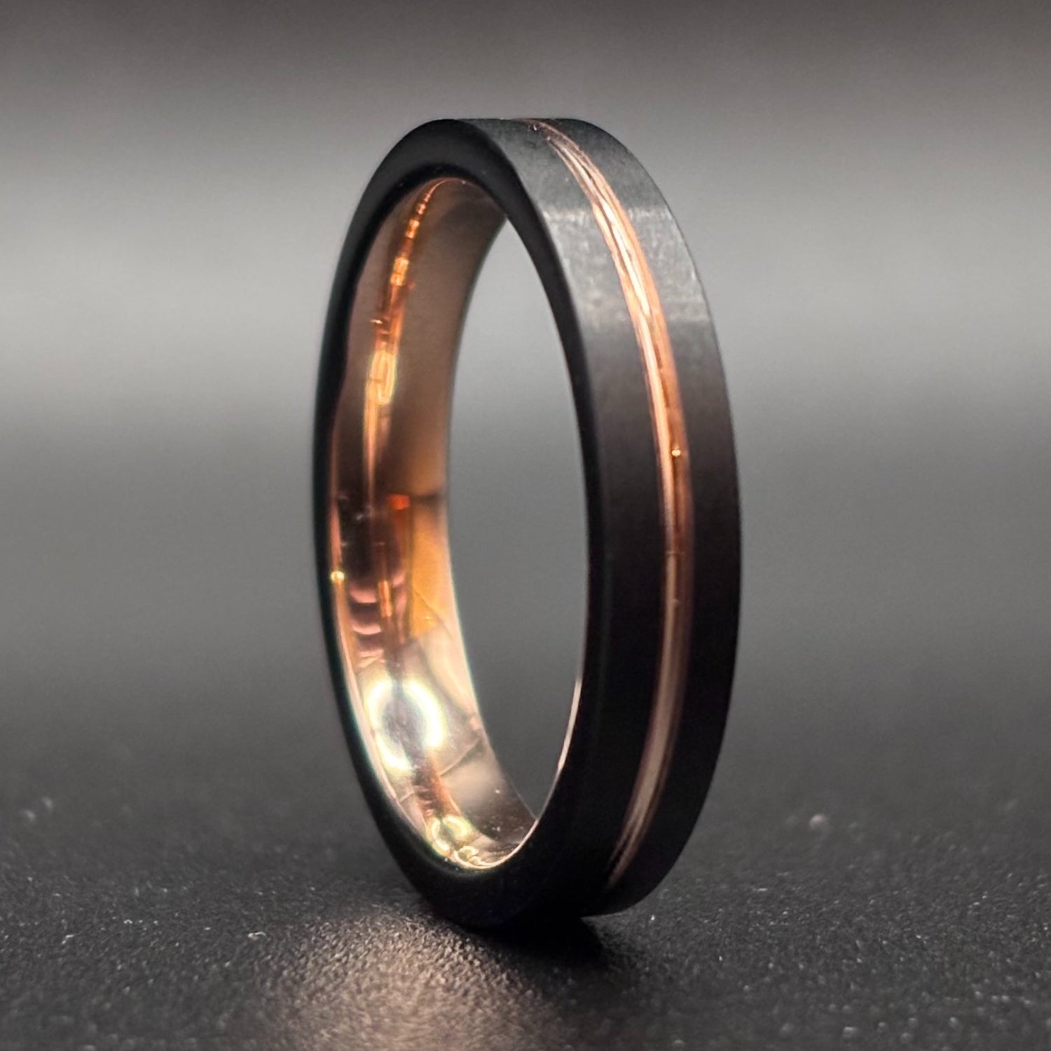 Nachtschimmer – Schwarzer Damenring mit Roségold 4mm