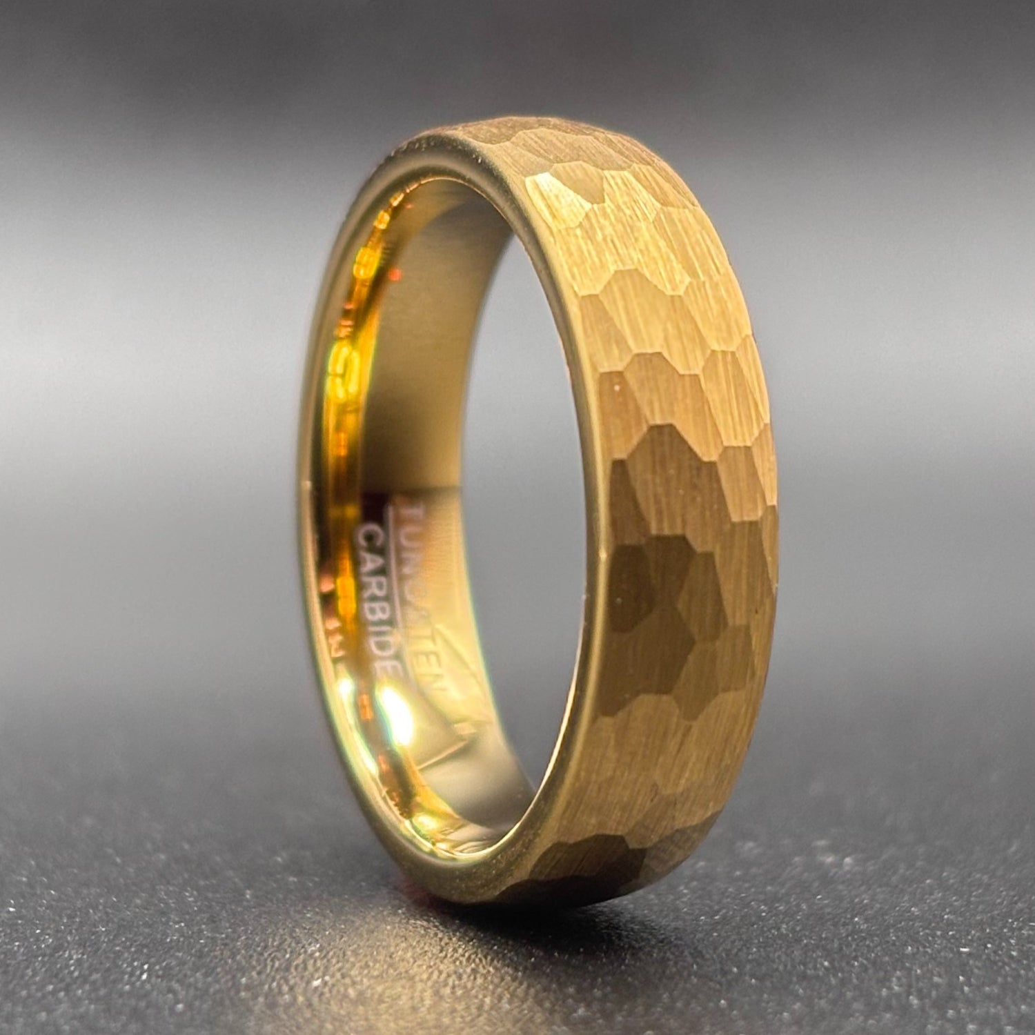 Goldener gehämmerter Wolframring mit Gelbgold 6 mm