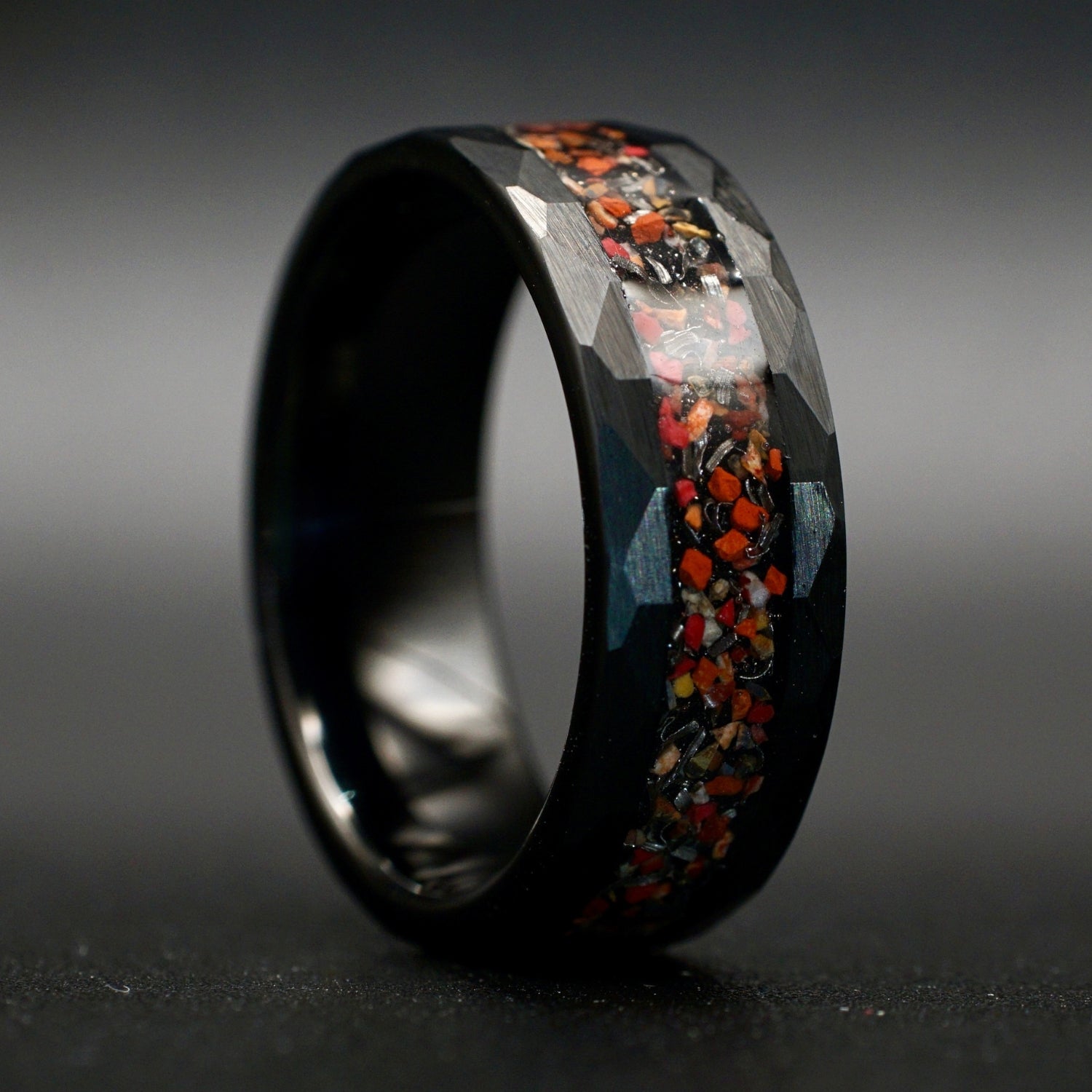 Schwarzer gehämmerter Meteoritenring mit Dinosaurierknochen – 8mm