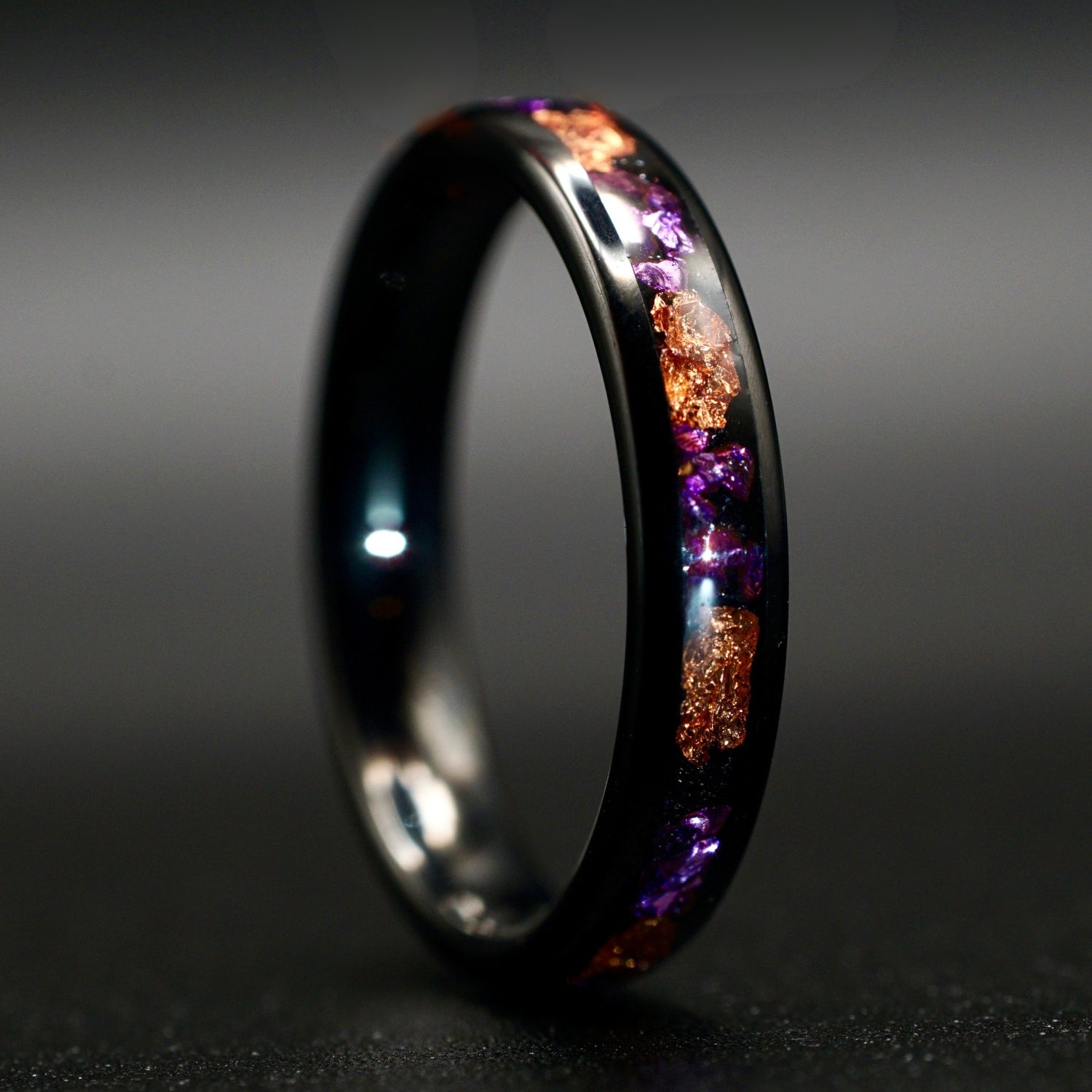 Wolframring mit lila Opal und Blattgold – 4 mm