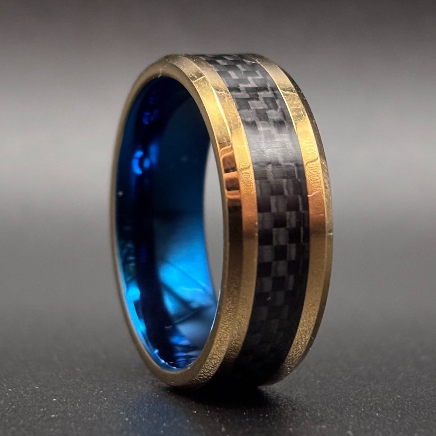 Herrenring aus Wolframstahl mit Carbon – 8 mm