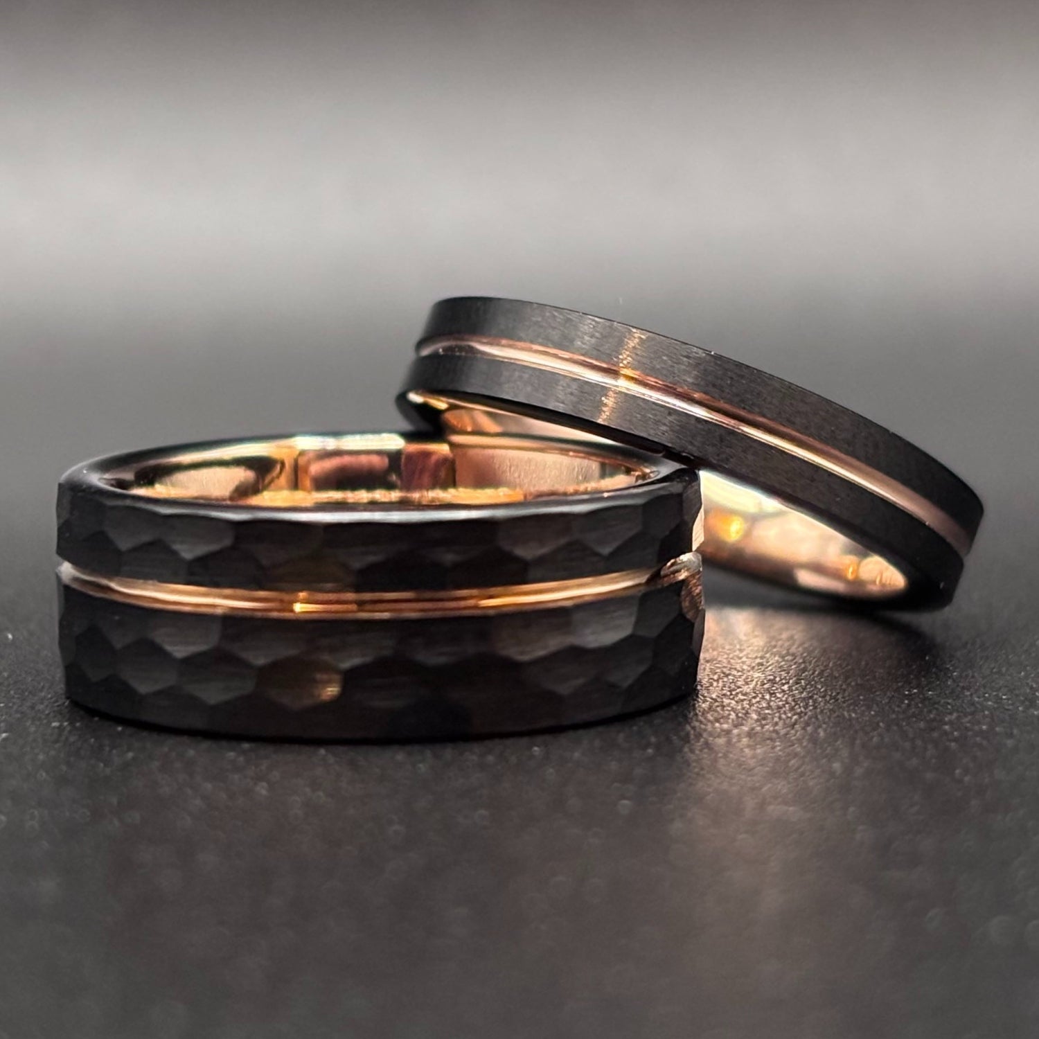 Schwarze Partnerringe aus Wolframcarbid mit Roségold – 8 mm / 4 mm