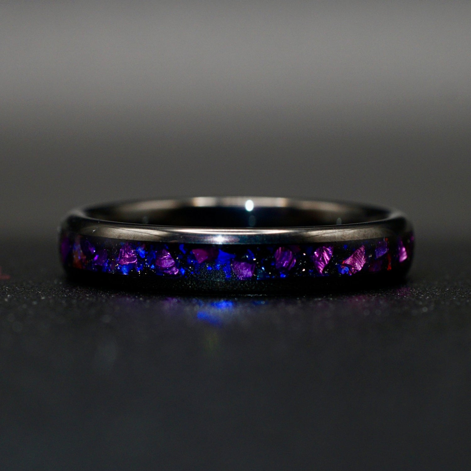 Wolframring mit lila Opal – 4 mm