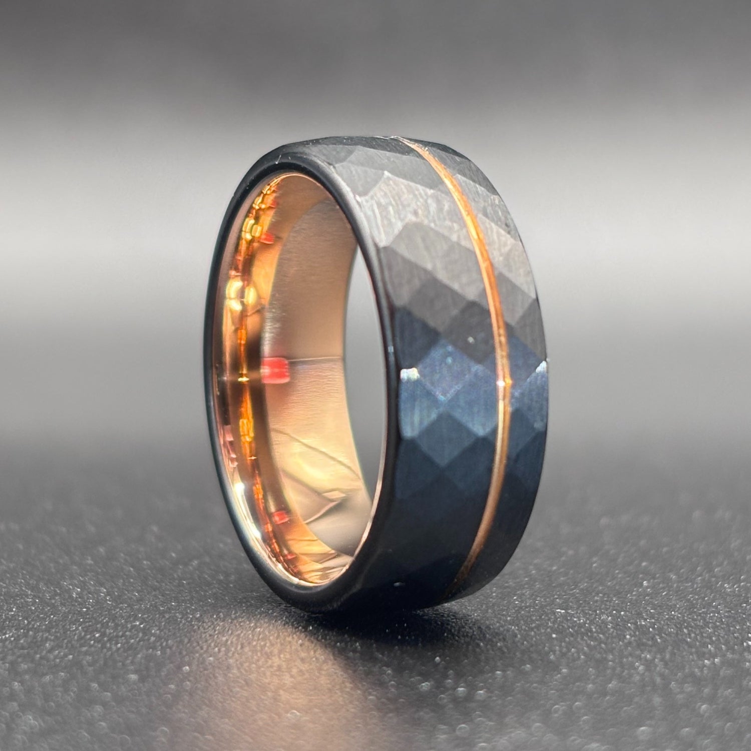 Helios Ring – Schwarzer gehämmerter Ring mit Roségold