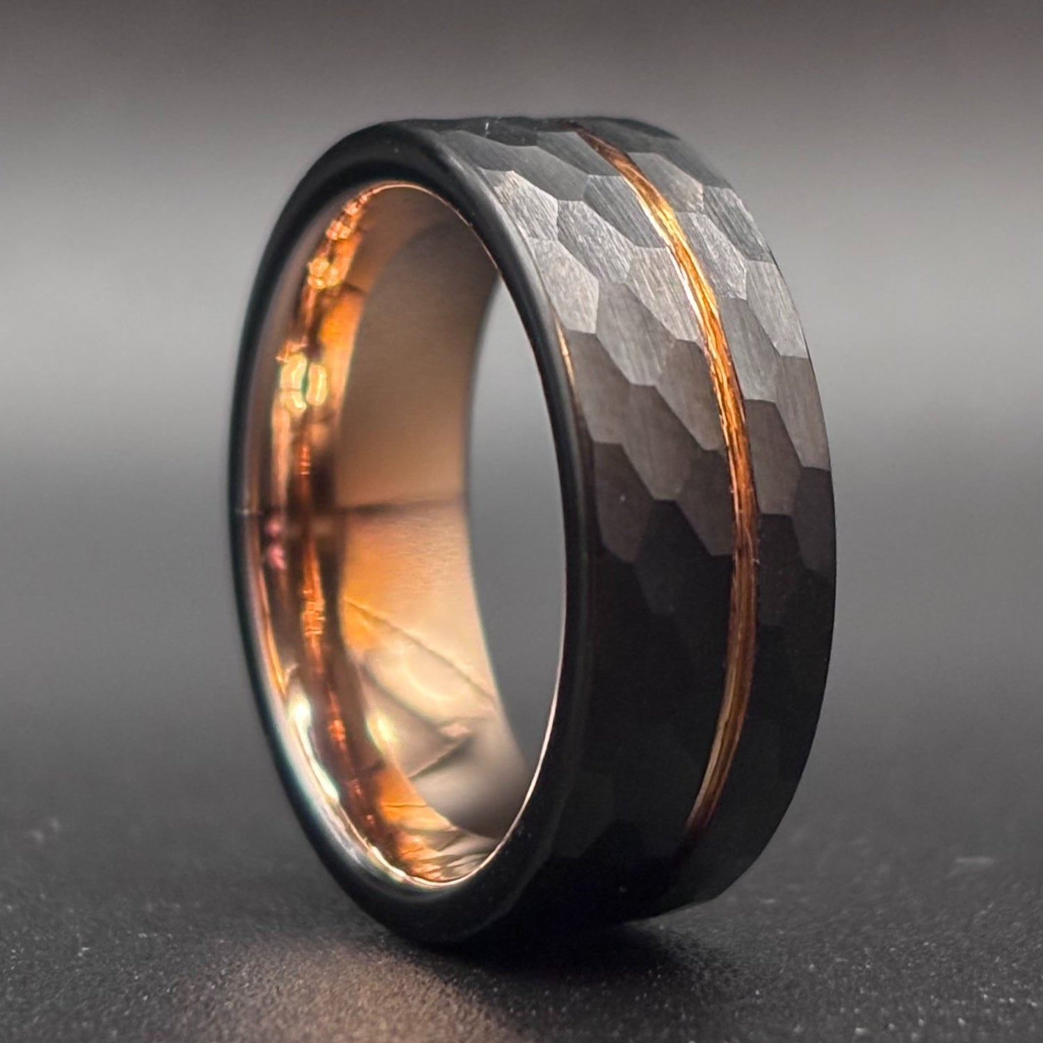 Hammerglanz - Schwarzer gehämmerter Ring mit Roségold 8mm, Verlobungsring Mann, Eheringe, Trauringe, Ring für Mann
