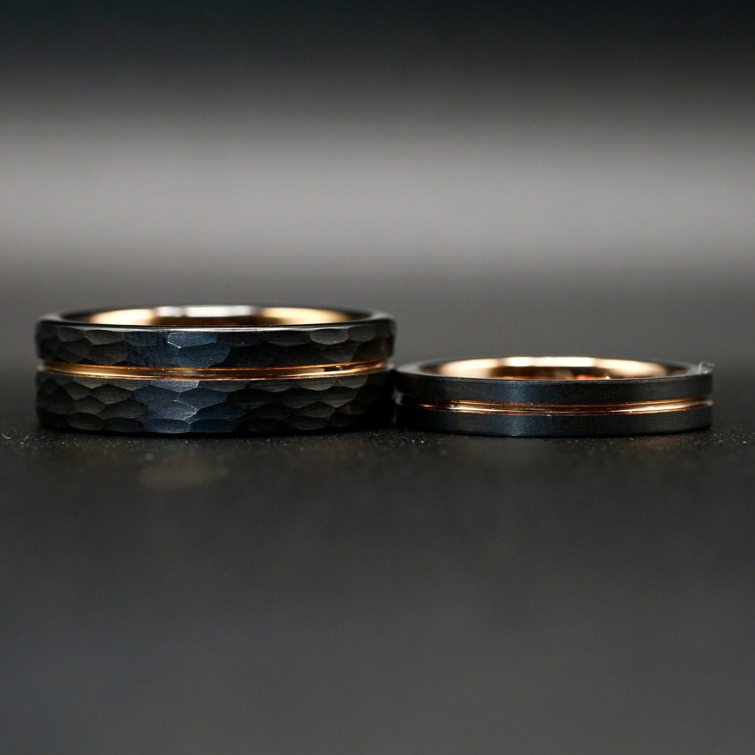 Schwarze Partnerringe aus Wolframcarbid mit Roségold – 8 mm / 4 mm
