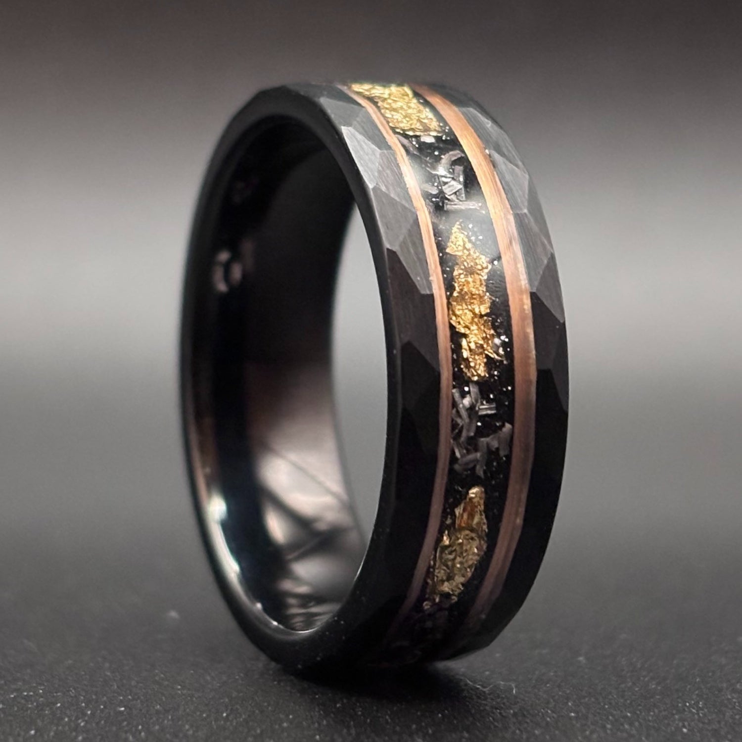 Schwarzer gehämmerter Meteoritenring mit Blattgold 8 mm