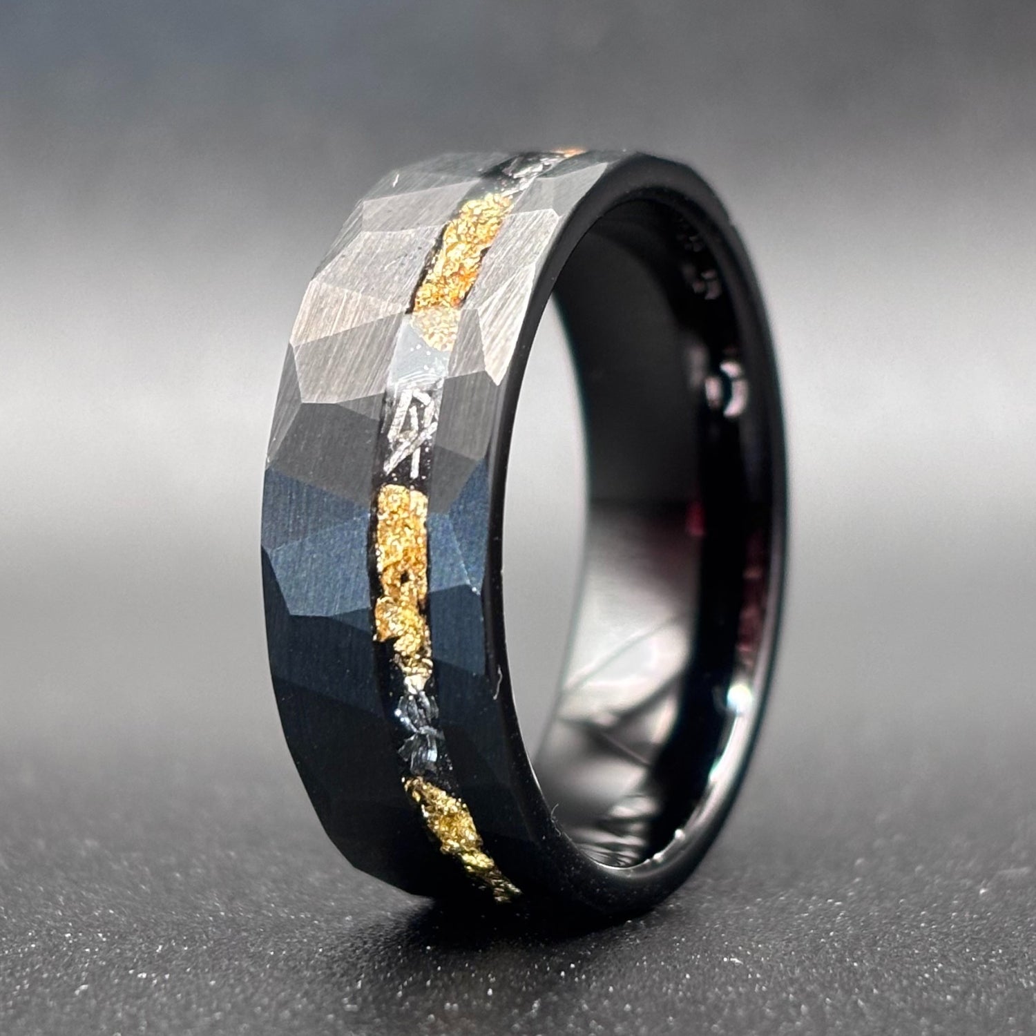 Schwarzer Meteoritenring mit Goldfolien-Einlage 8 mm