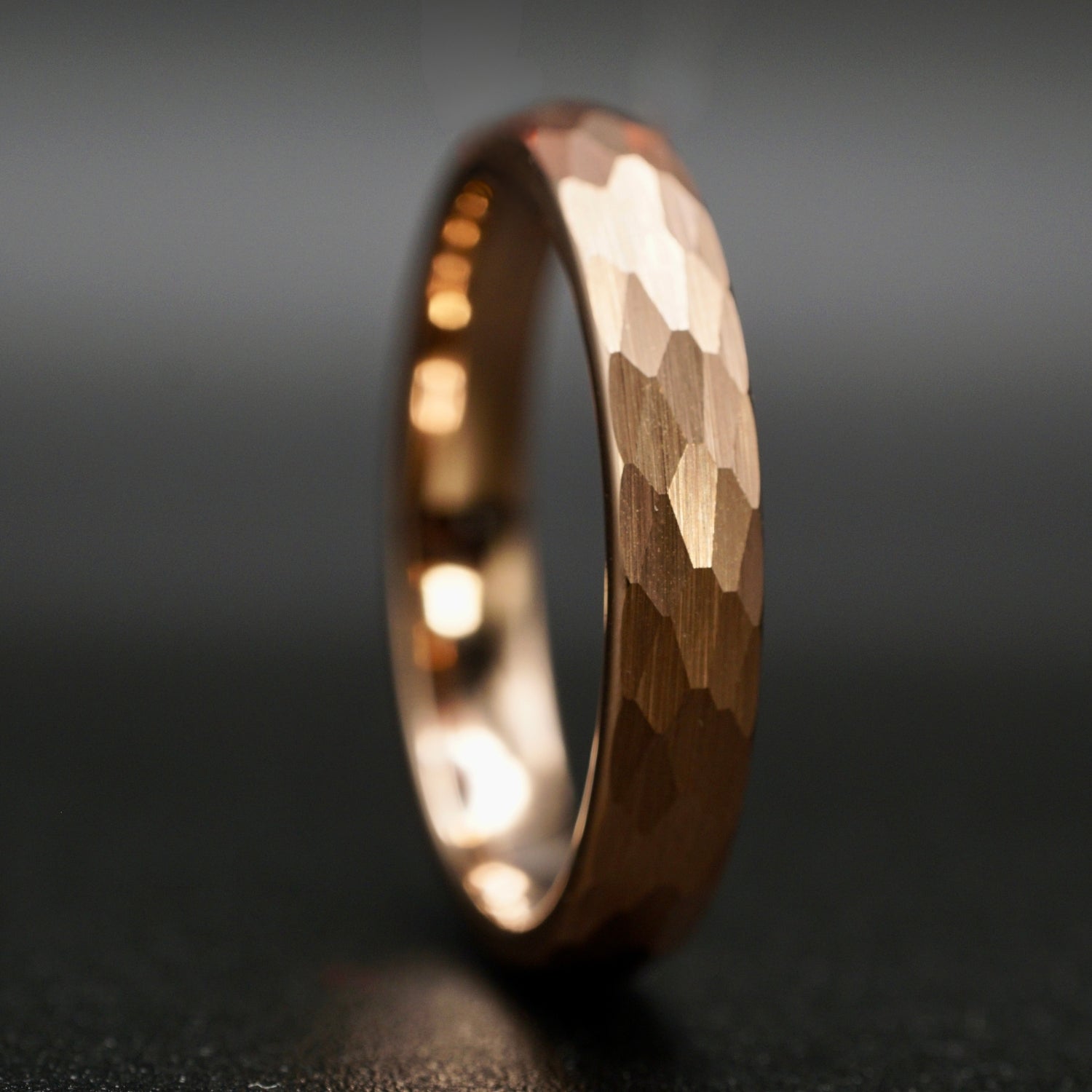 Goldener gehämmerter Wolframring mit Rosegold 4 mm
