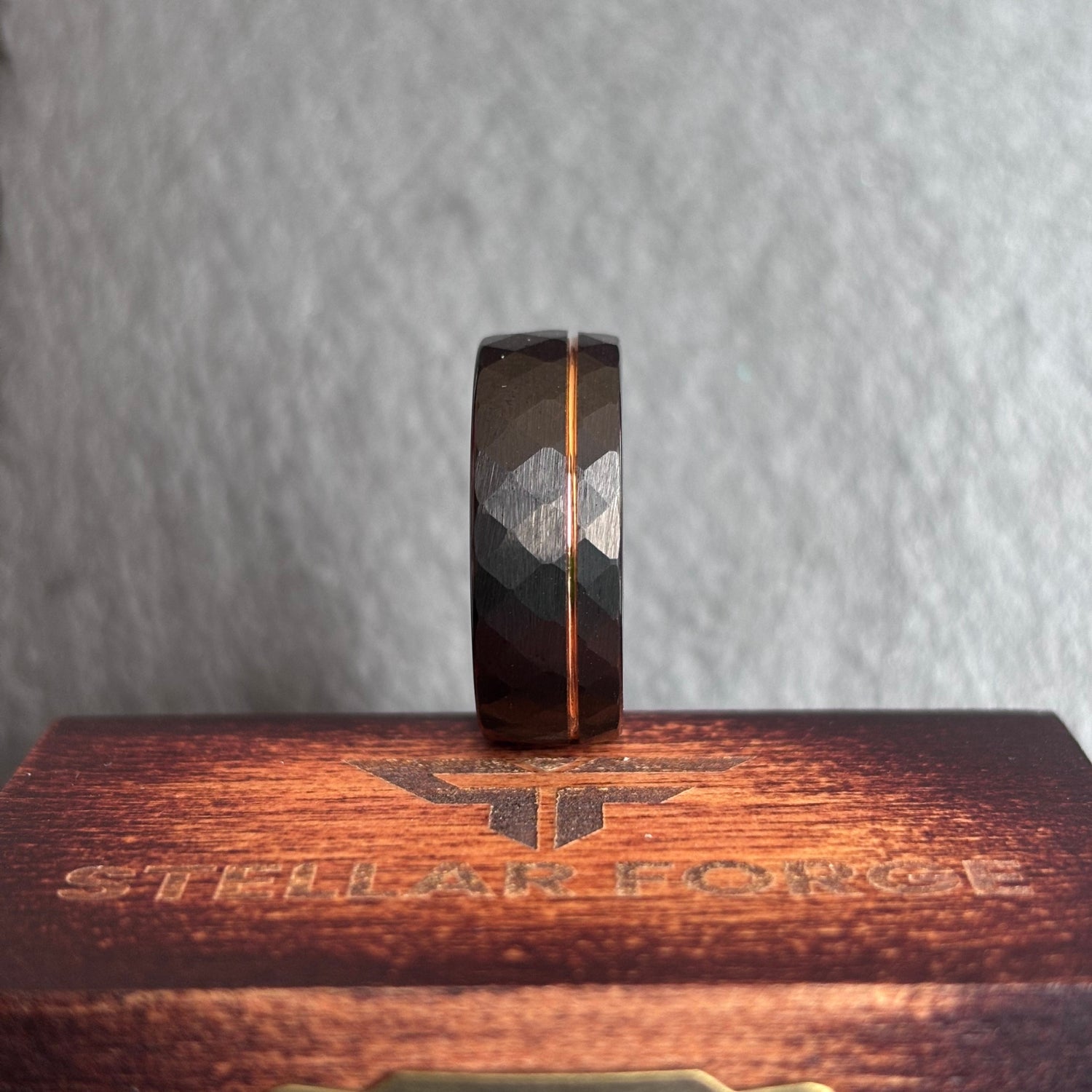 Helios Ring – Exklusiver Verlobungsring & Ehering mit Diamant-Rhombus-Muster und Roségold-Linie | Edle Trauringe für Damen & Herren