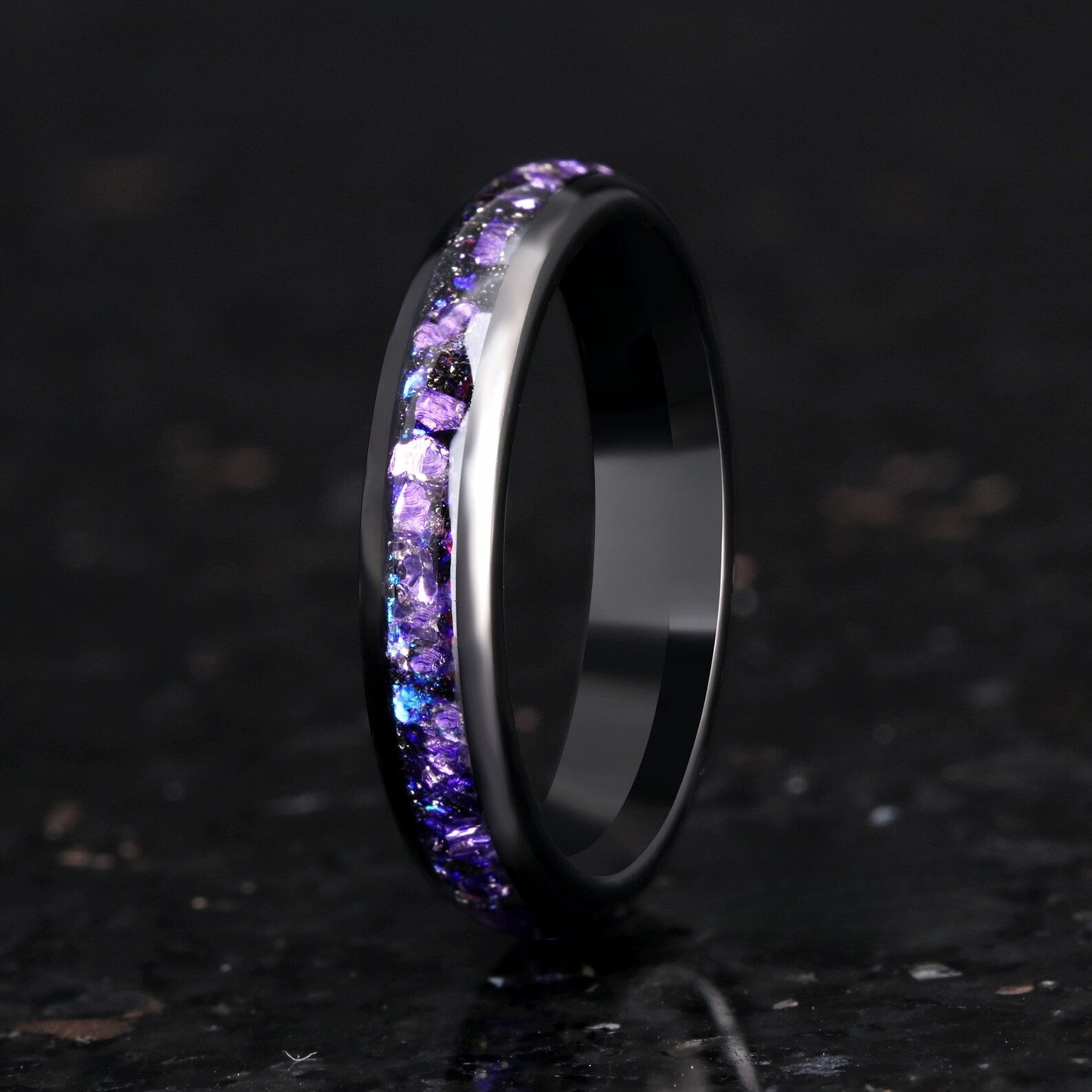 Wolframring mit lila Opal – 4 mm