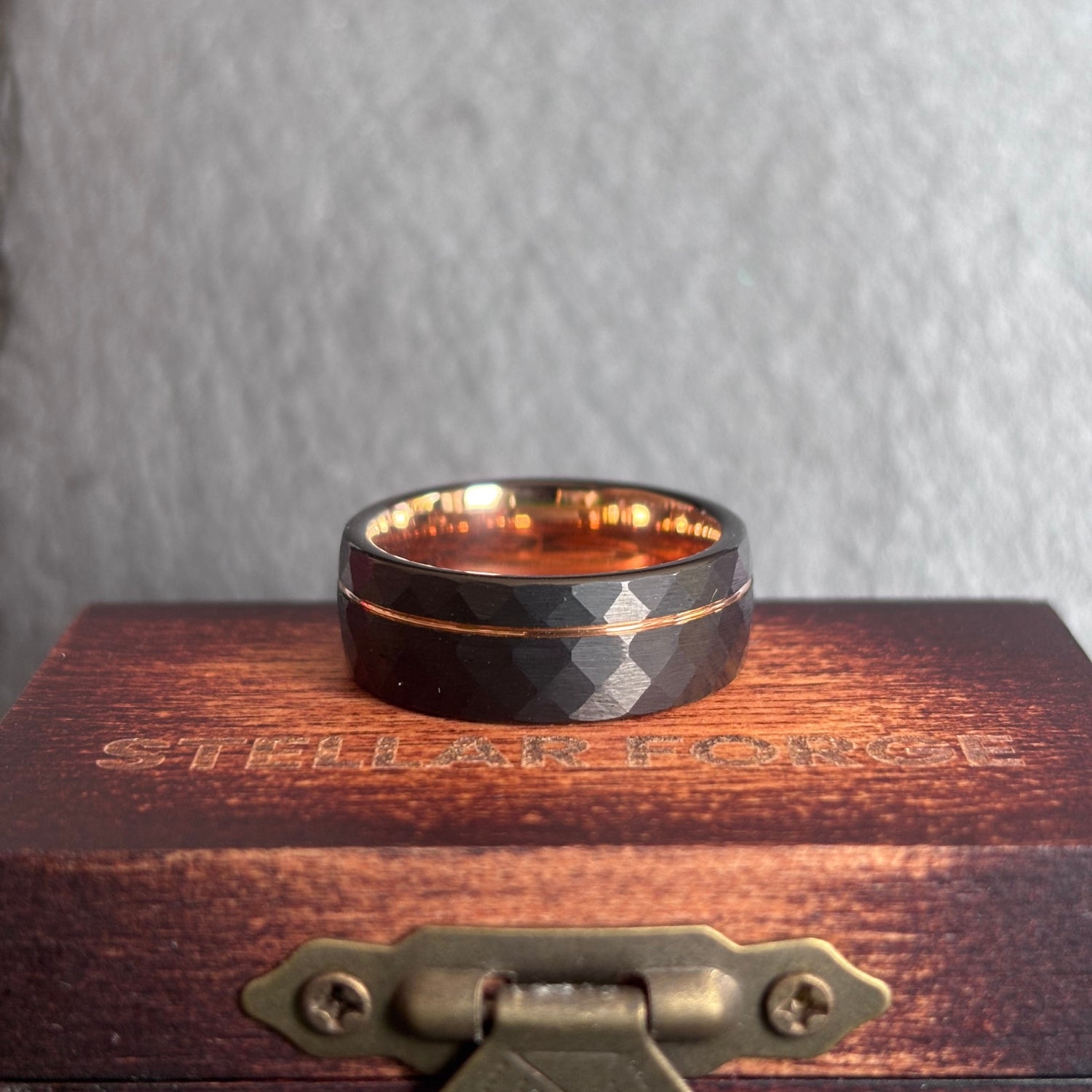 Helios Ring – Schwarzer gehämmerter Ring mit Roségold