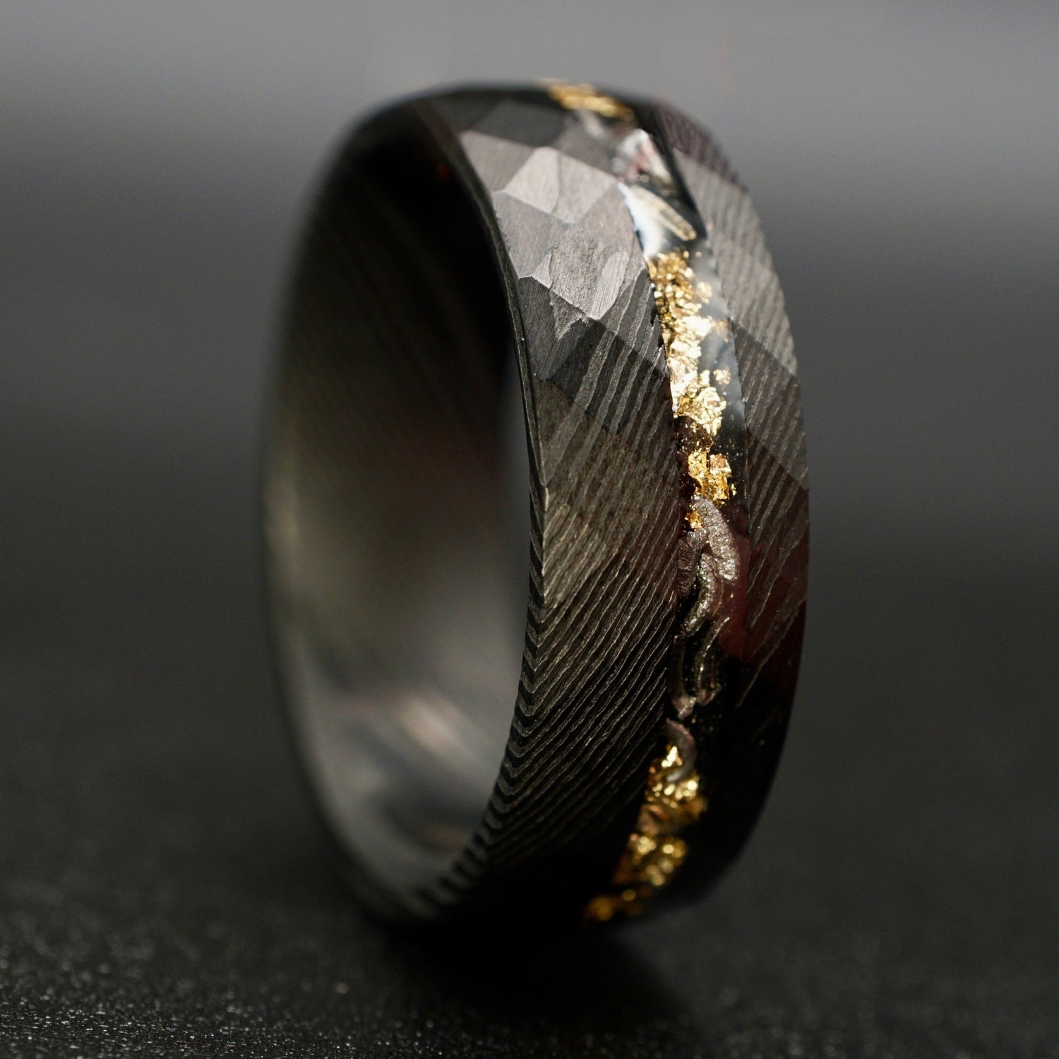 Schwarzer Wolframring mit Damast-Optik, Meteoriteneinlage und Goldakzent – 8 mm