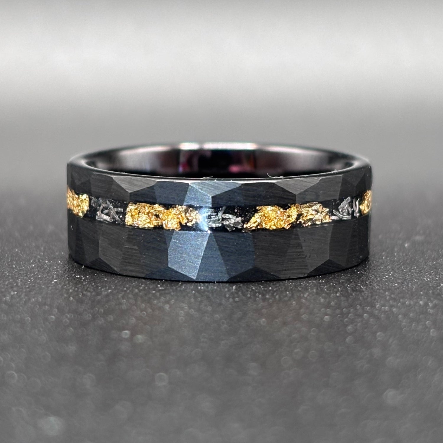 Schwarzer Meteoritenring mit Goldfolien-Einlage 8 mm