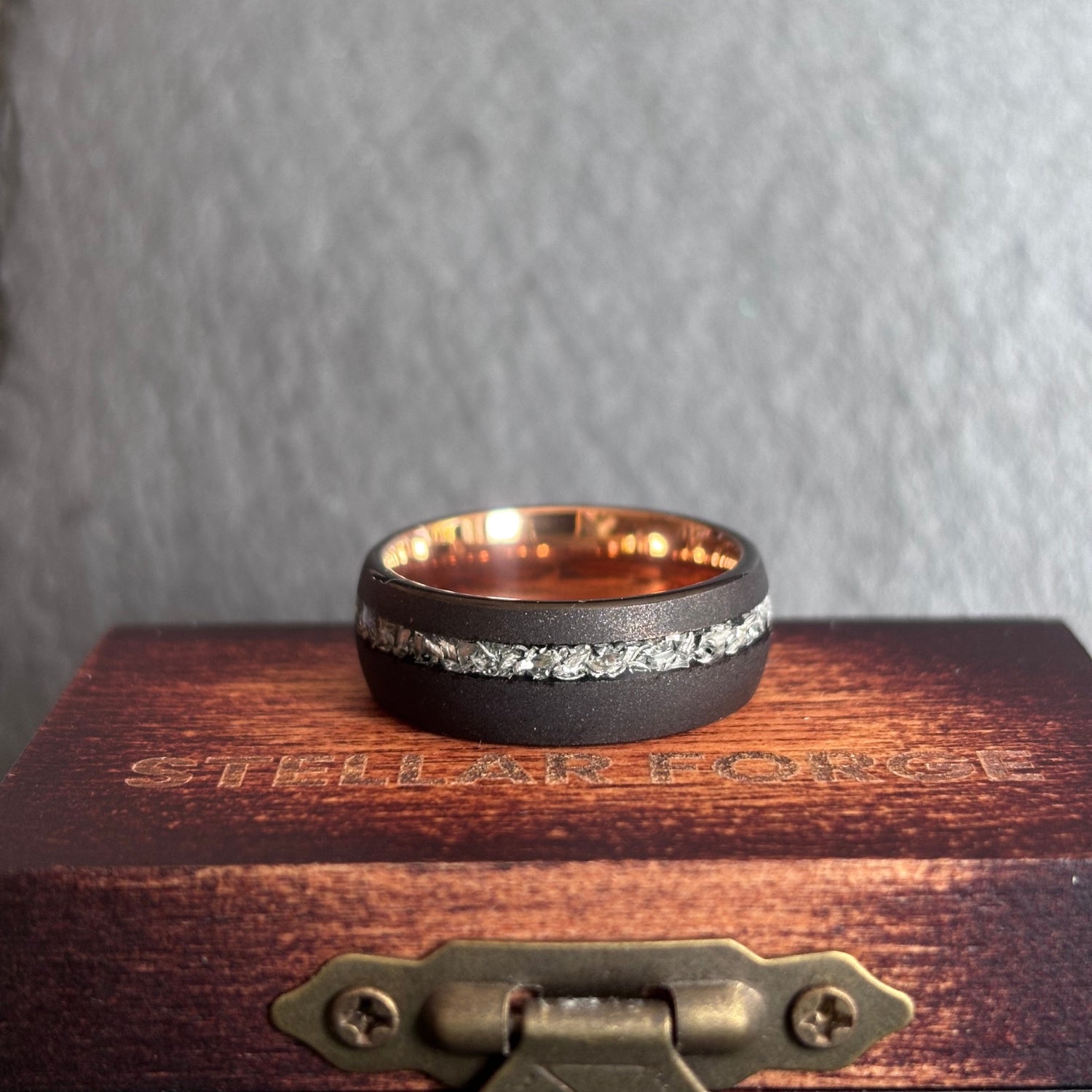 Schwarzer Meteoritenring mit sandgestrahlter Oberfläche – Herren-Trauring, schwarzer Meteoritenring, schwarzer Ehering, Wolframring, Meteoritenring