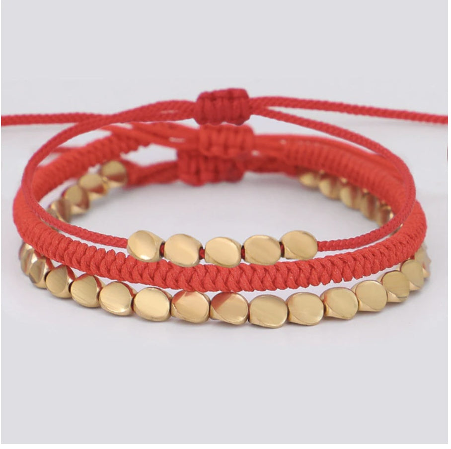 Geflochtenes Armband mit goldenen Perlen – Unisex