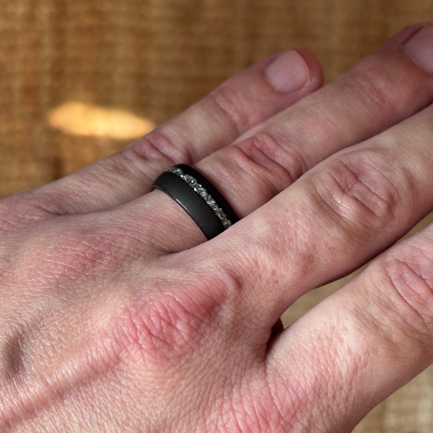 Schwarzer Meteoritenring mit Roségold 8mm