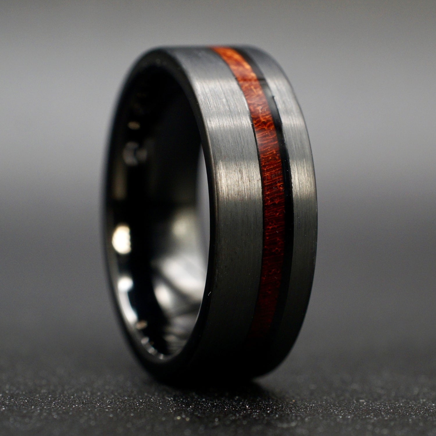 Schwarzer Wolframcarbid Ring mit Holzeinlage 8mm