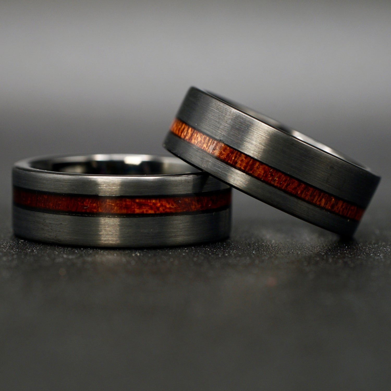 Schwarzer Wolframcarbid Ring mit Holzeinlage 8mm