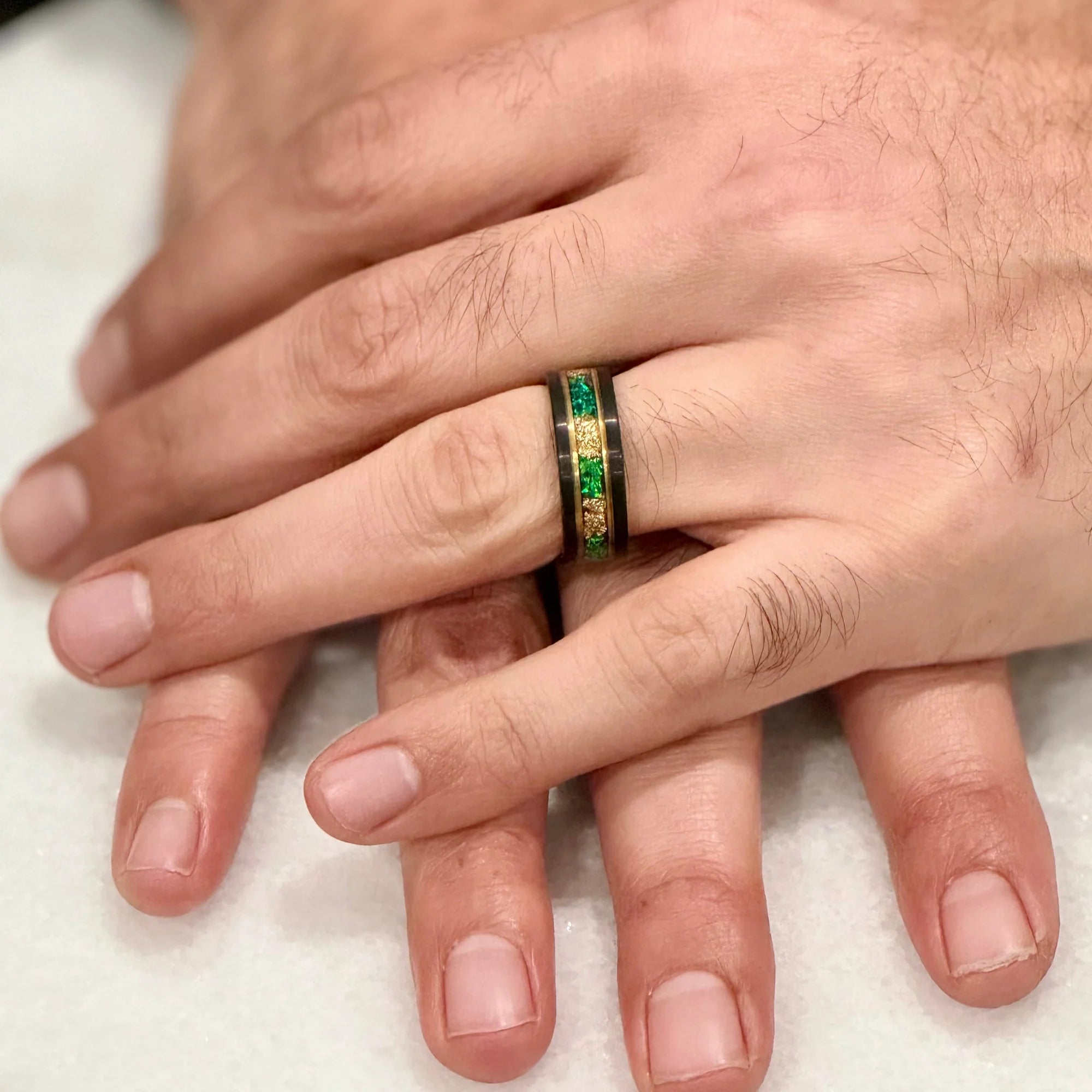 Wolframkarbid-Ring in Schwarz, 8 mm – mit grünem Opal, goldenen Akzenten und Blattgold.