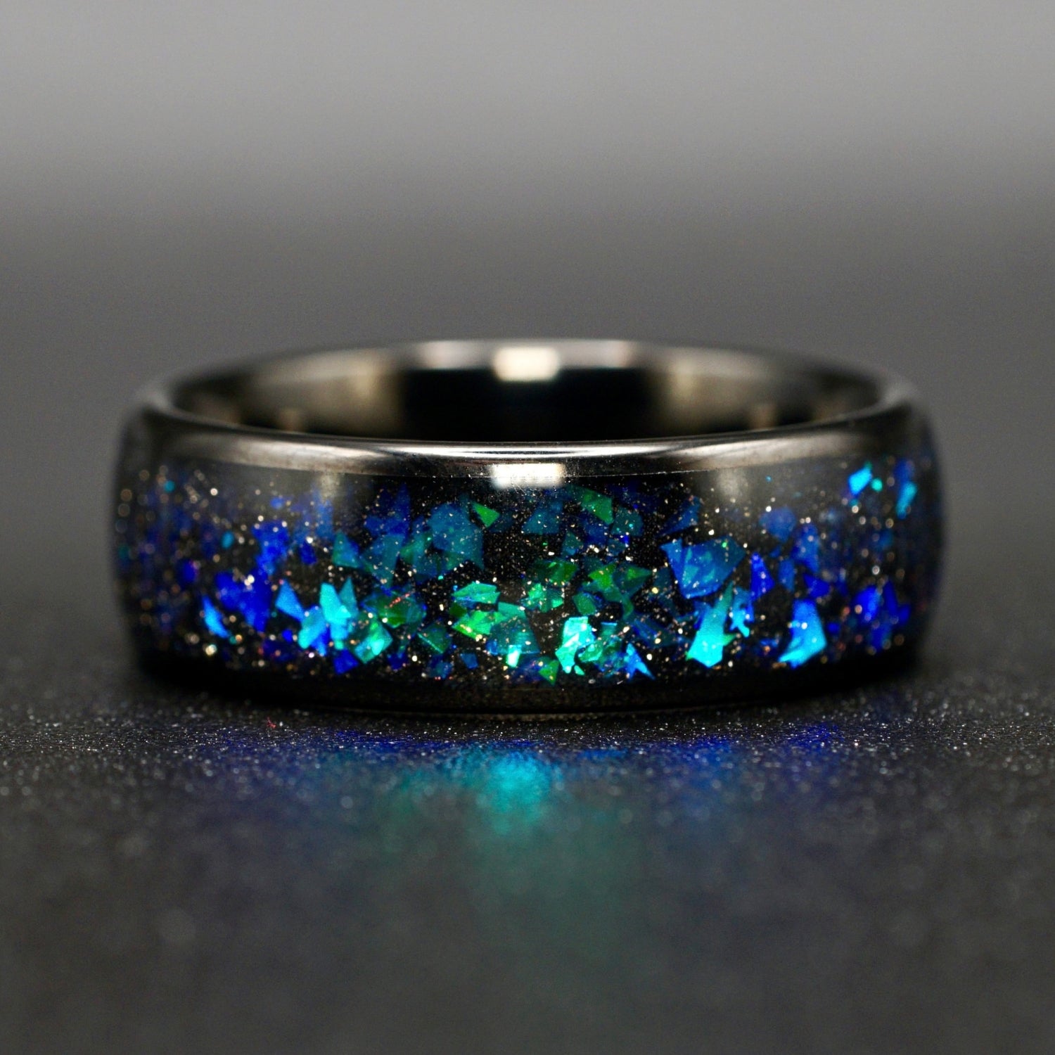 Wolframring mit blau-grünem Opal – 8 mm