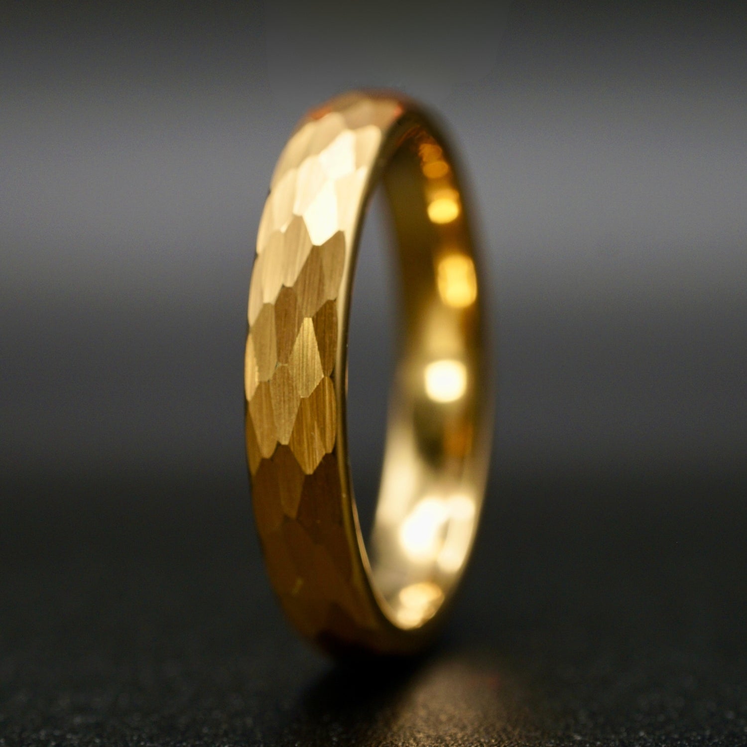 Goldener gehämmerter Wolframring mit Gelbgold 4 mm – Frontansicht
