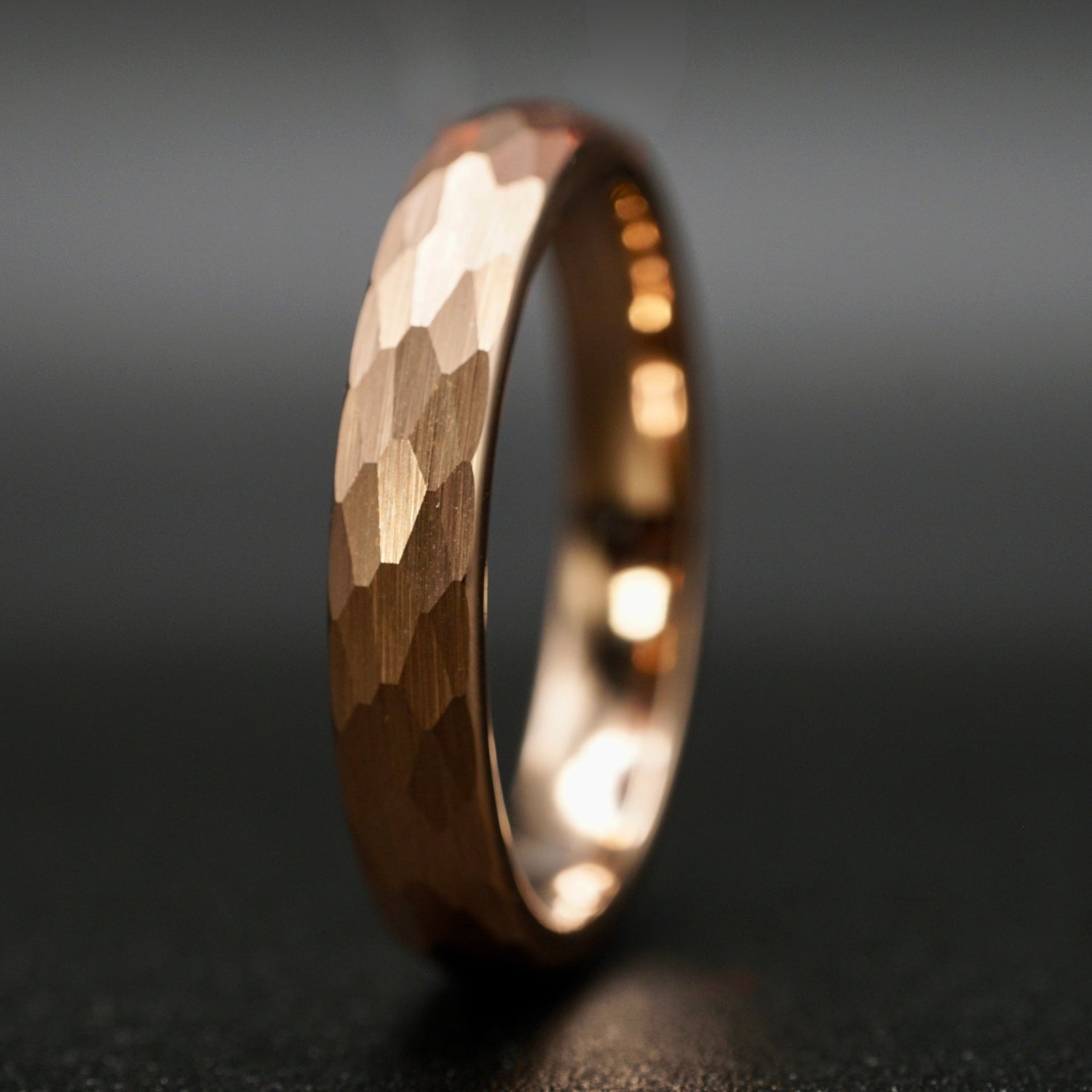 Goldener gehämmerter Wolframring mit Rosegold 4 mm
