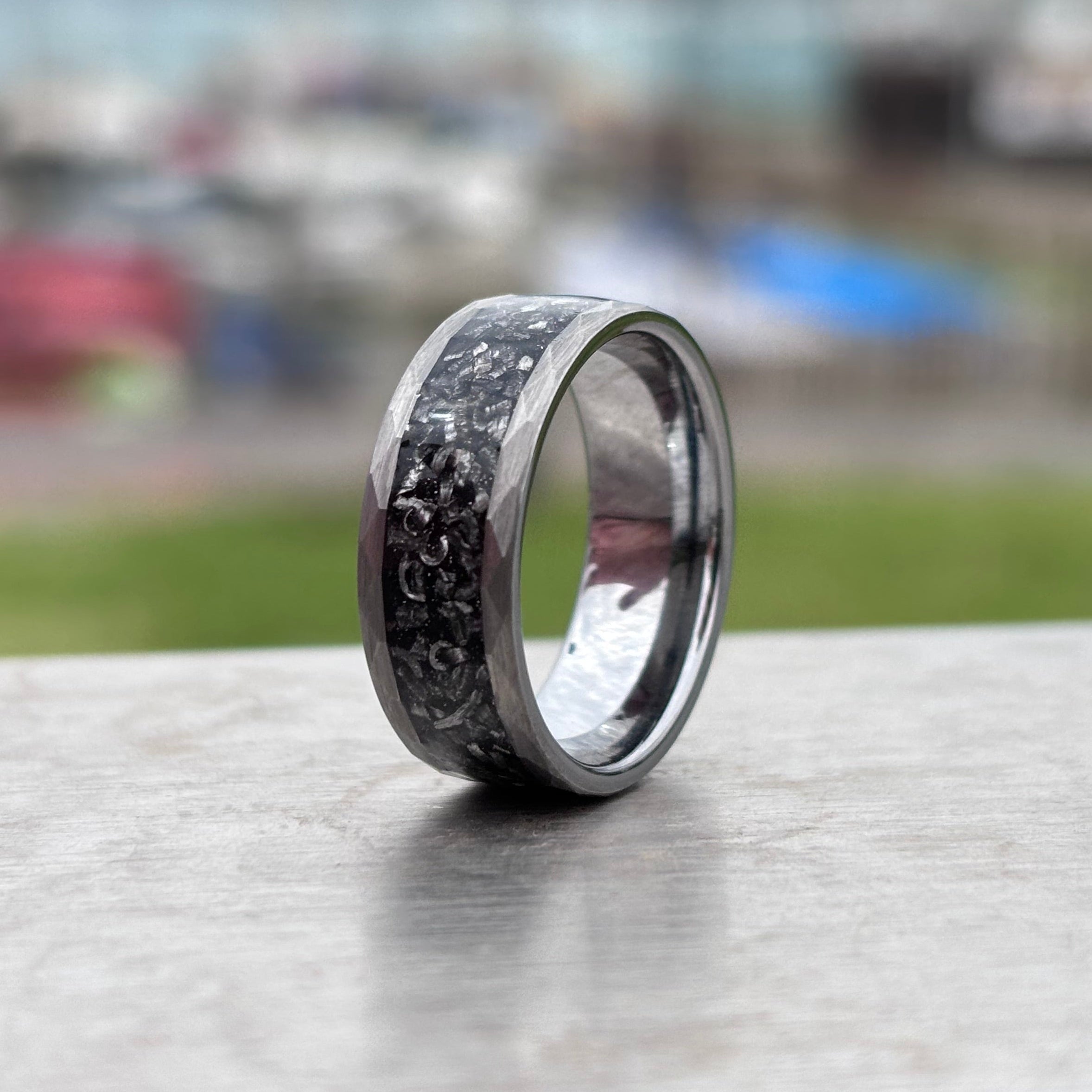 Graphitfarbener Ring mit Meteoriteneinlage 8 mm - Stellar Forge Rings